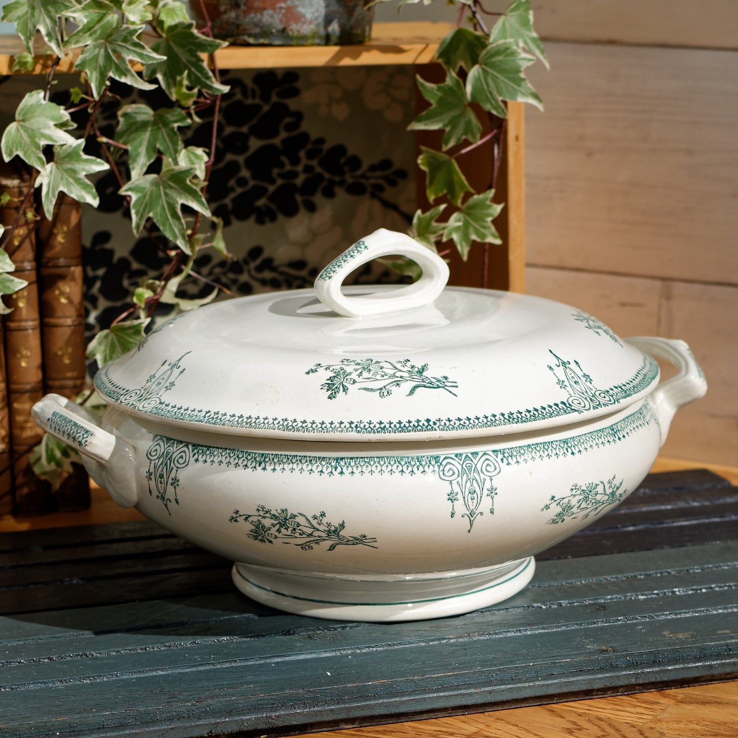 Années 1890/1900 ~ « Carlos MérovinGien » Faiencerie FF (Fenal Frères) PEXONNE ~ Français Antique Ironstone Green Transferware Soup Plate ~ Terre de Fer