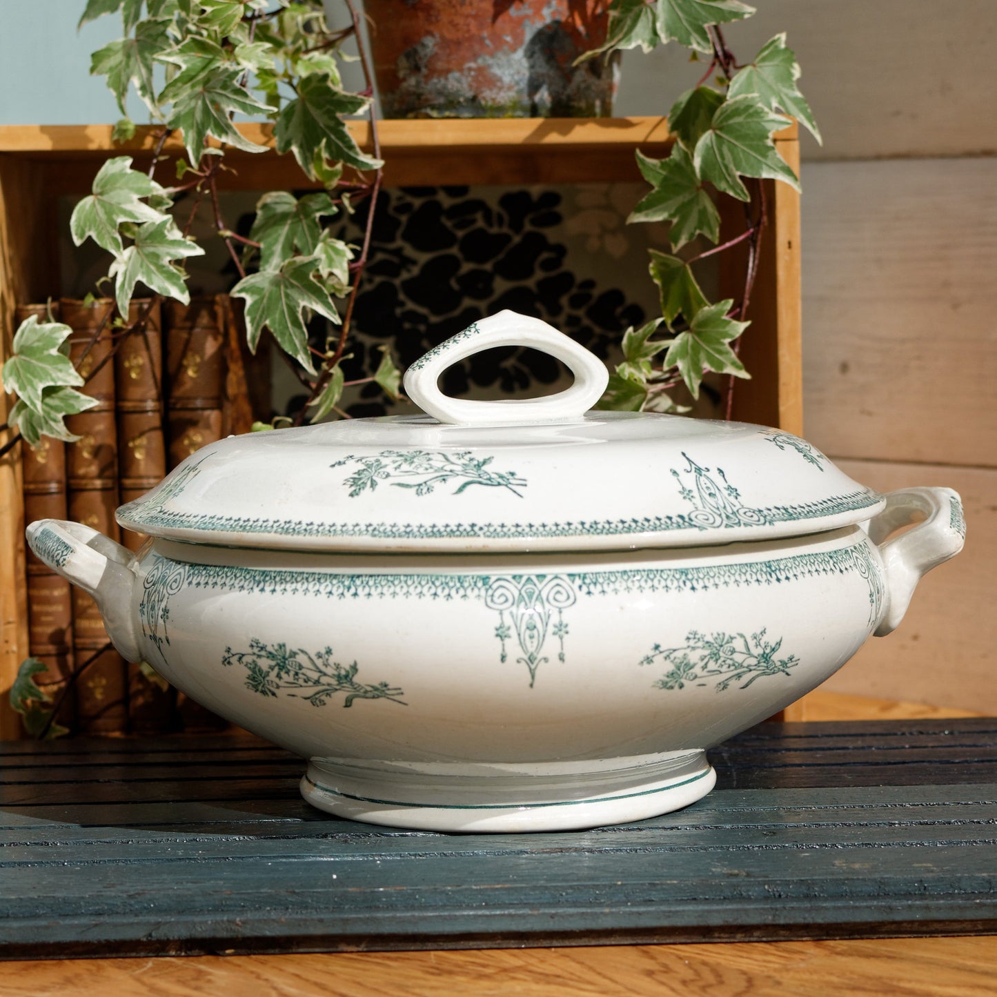 Années 1890/1900 ~ « Carlos MérovinGien » Faiencerie FF (Fenal Frères) PEXONNE ~ Français Antique Ironstone Green Transferware Soup Plate ~ Terre de Fer
