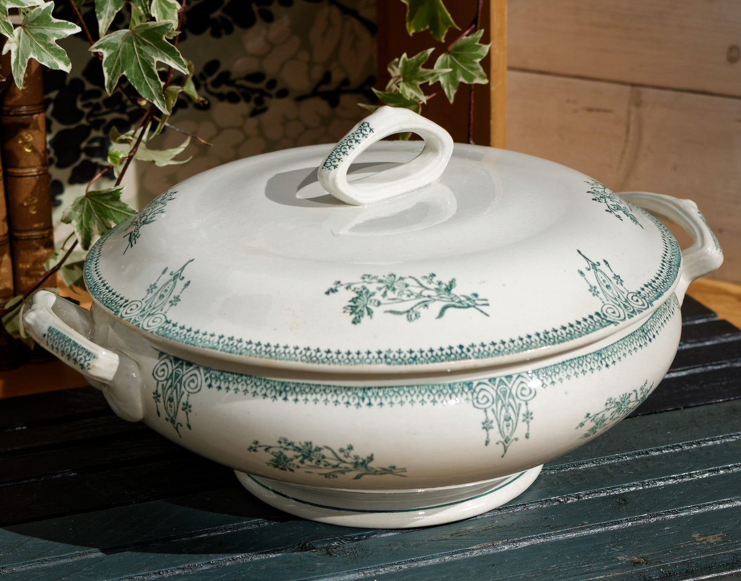 Années 1890/1900 ~ « Carlos MérovinGien » Faiencerie FF (Fenal Frères) PEXONNE ~ Français Antique Ironstone Green Transferware Soup Plate ~ Terre de Fer