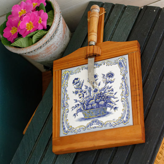 Vintage Wooden Hanging Cheese Board with Matching Knife & Decorative Ceramic Tile Planche à Découper avec Couteau et Carrelage Made in Portugal