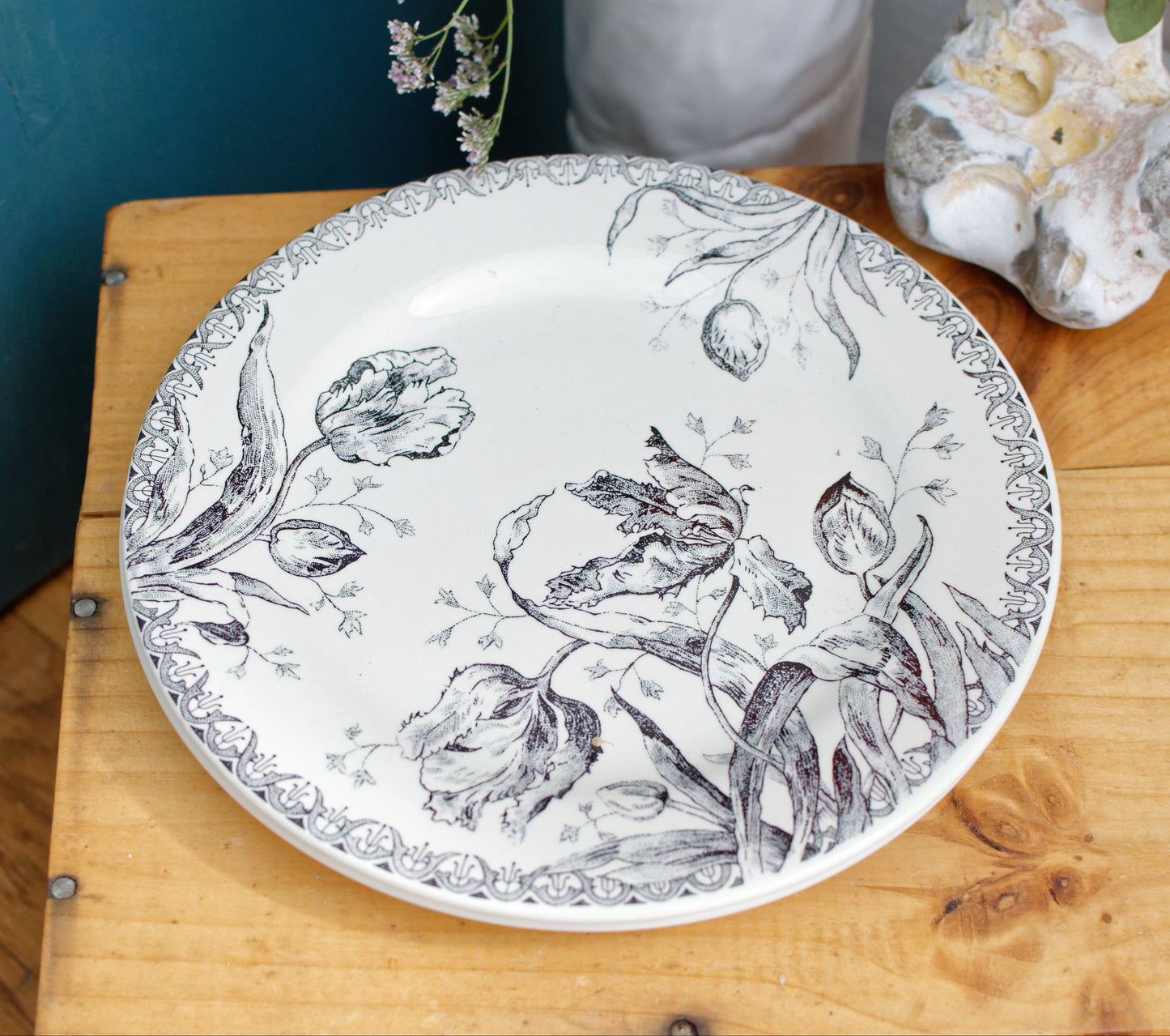 French VIntage Ironstone Plate Gien TULIPES decor tables de charme service France terre de fer faience