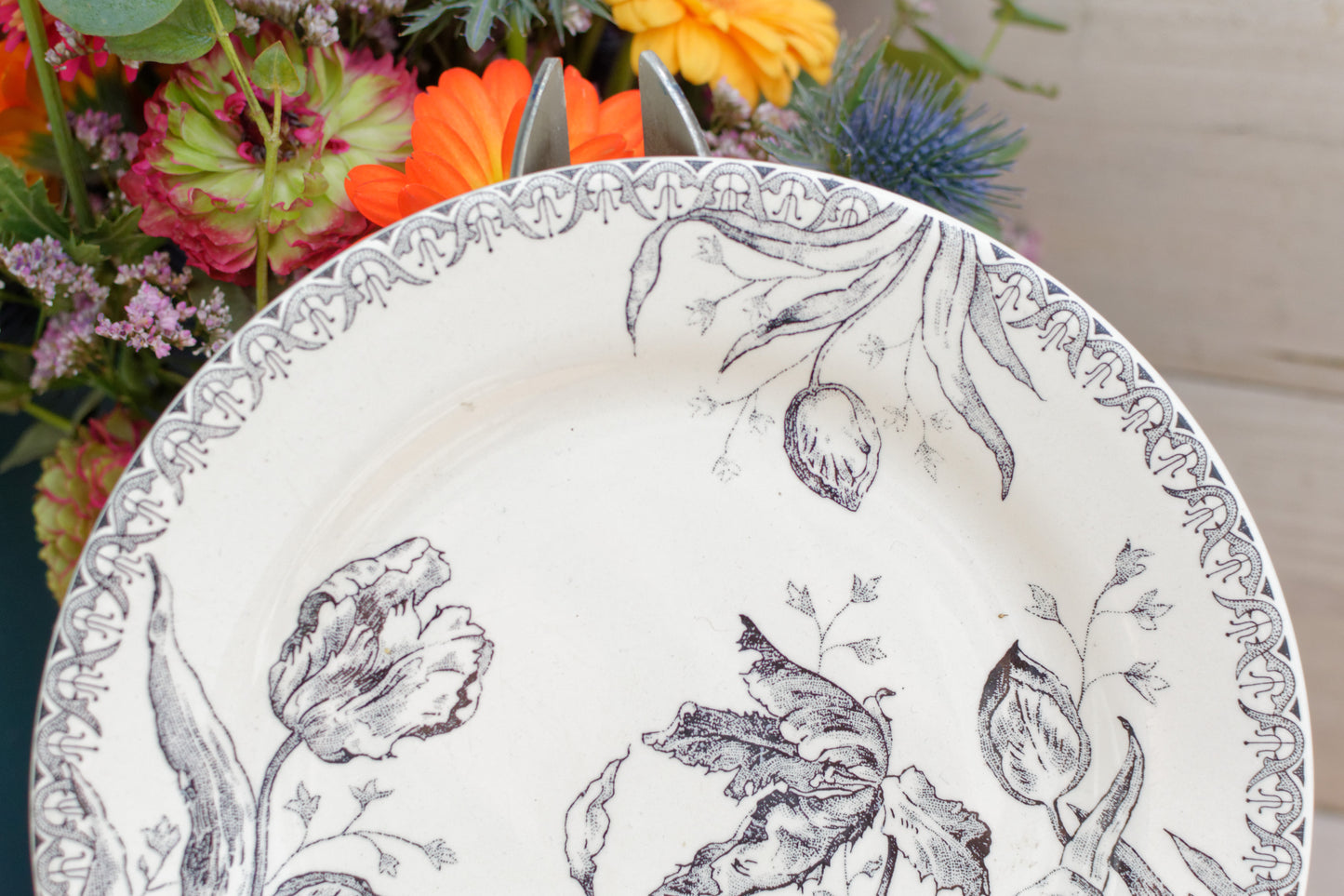 French VIntage Ironstone Plate Gien TULIPES decor tables de charme service France terre de fer faience
