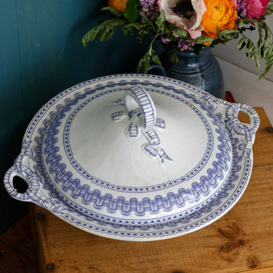 T&B TURIN Motif Antique Ironstone Porcelain Lavender Transferware Covered Serving Plate Cloche ou Compotier Terre de Fer en Faience