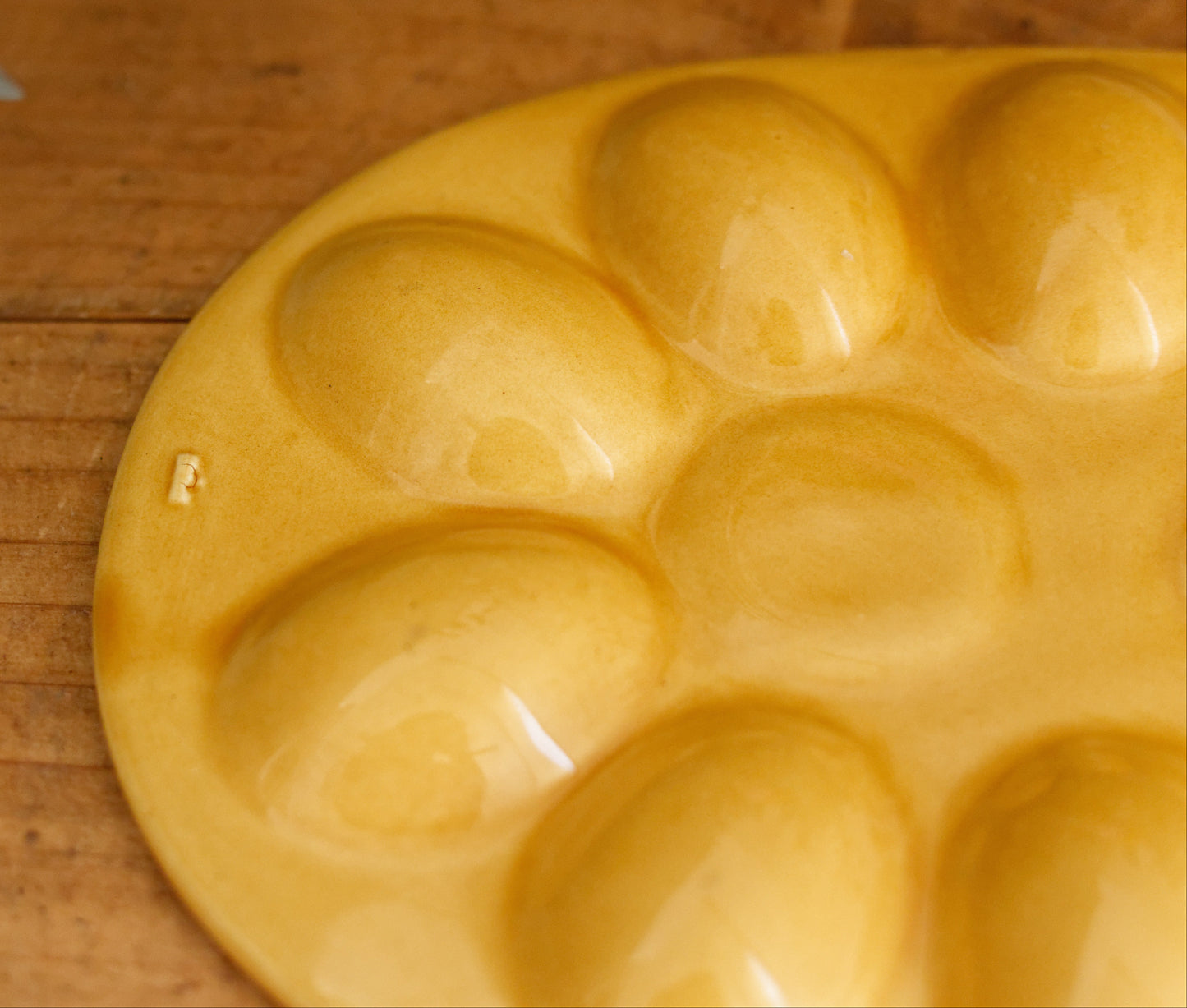 Vintage Ceramic Deviled Eggs Presentation Platter Plate & Chicken Shaped Salt & Pepper Shakers ~ Plateau de presentation Oeufs Dur Mimosa a la Coque Saliere et Poivriere" ~ Yellow Brown Serving Set