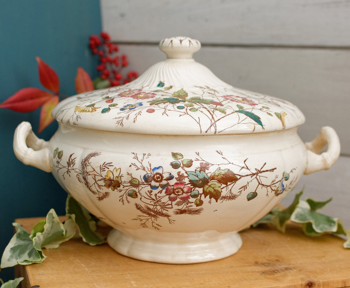 FLORIBEL Motif W.A.A. (William Alsager Adderley) & Co
Collectible English Antique Ironstone Polychrome Vegetable Dish Légumière Terre de Fer