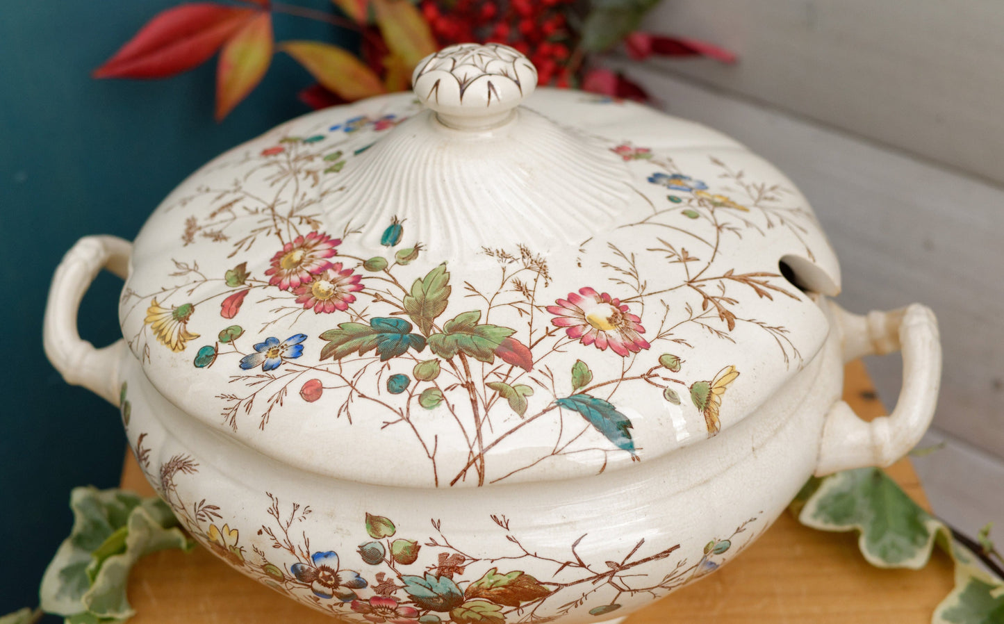 FLORIBEL Motif W.A.A. (William Alsager Adderley) & Co
Collectible English Antique Ironstone Polychrome Vegetable Dish Légumière Terre de Fer