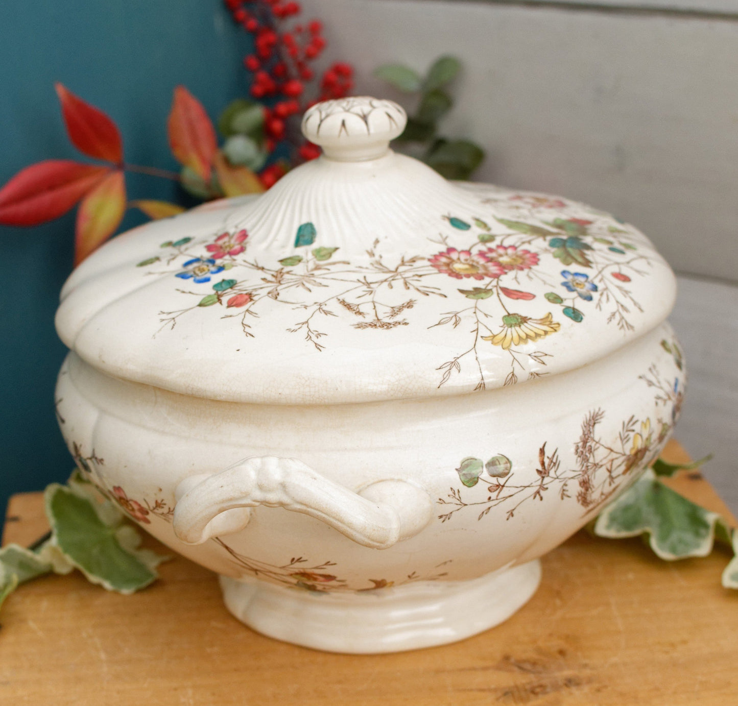 FLORIBEL Motif W.A.A. (William Alsager Adderley) & Co
Collectible English Antique Ironstone Polychrome Vegetable Dish Légumière Terre de Fer