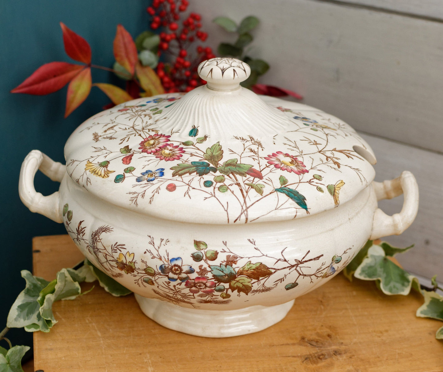 FLORIBEL Motif W.A.A. (William Alsager Adderley) & Co
Collectible English Antique Ironstone Polychrome Vegetable Dish Légumière Terre de Fer