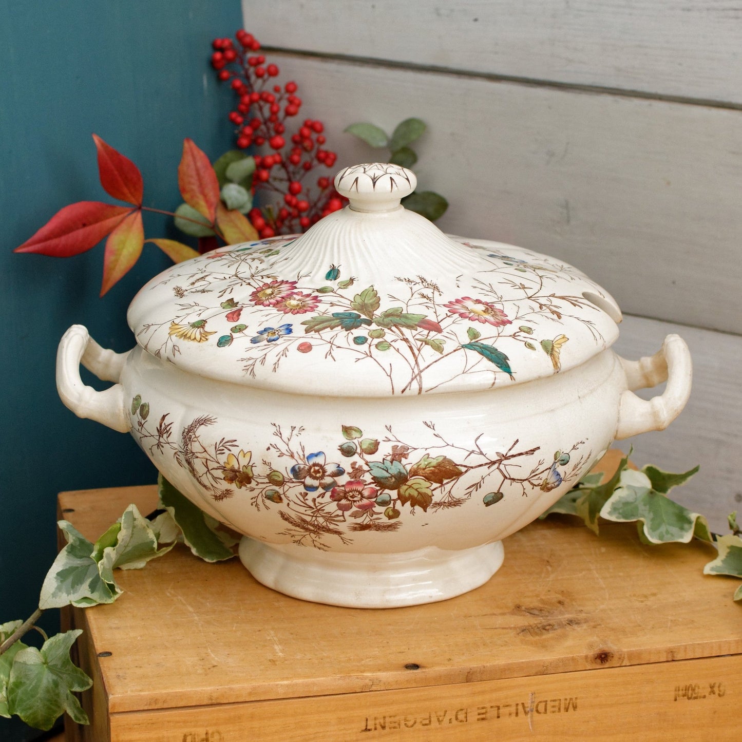 FLORIBEL Motif W.A.A. (William Alsager Adderley) & Co
Collectible English Antique Ironstone Polychrome Vegetable Dish Légumière Terre de Fer