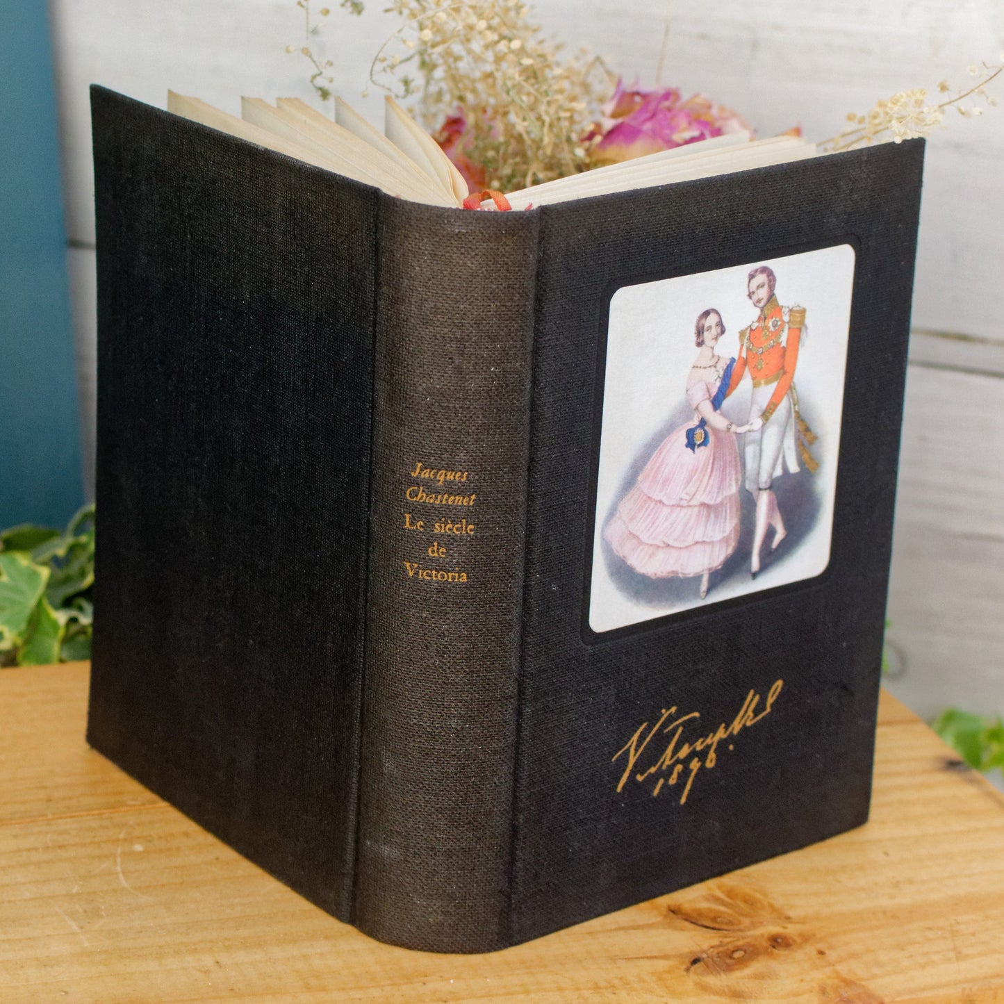 1957 Le Siècle De Victoria by Jacques CHASTENET Published by Club des Libraires de France PARIS French Vintage Illustrated Hardcover Book Livre