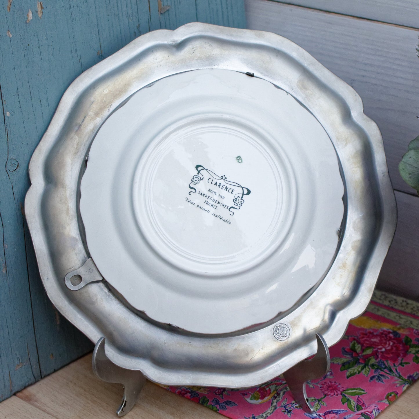 1960s 97% Pewter Plate Holder CLARENCE Par Sarreguemines French Vintage Hanging Collectible Etain Wall Plate Holder Terre de Fer en Faience