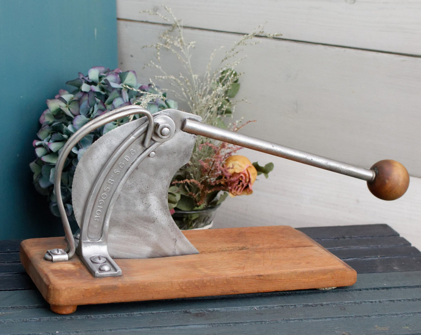 SCIE Perfect 801905 S.G.D.G. Baguette Slicer Knife Guillotine French Antique Hand-Made Wooden Bread Cutting Board with Hinged Bread Knife