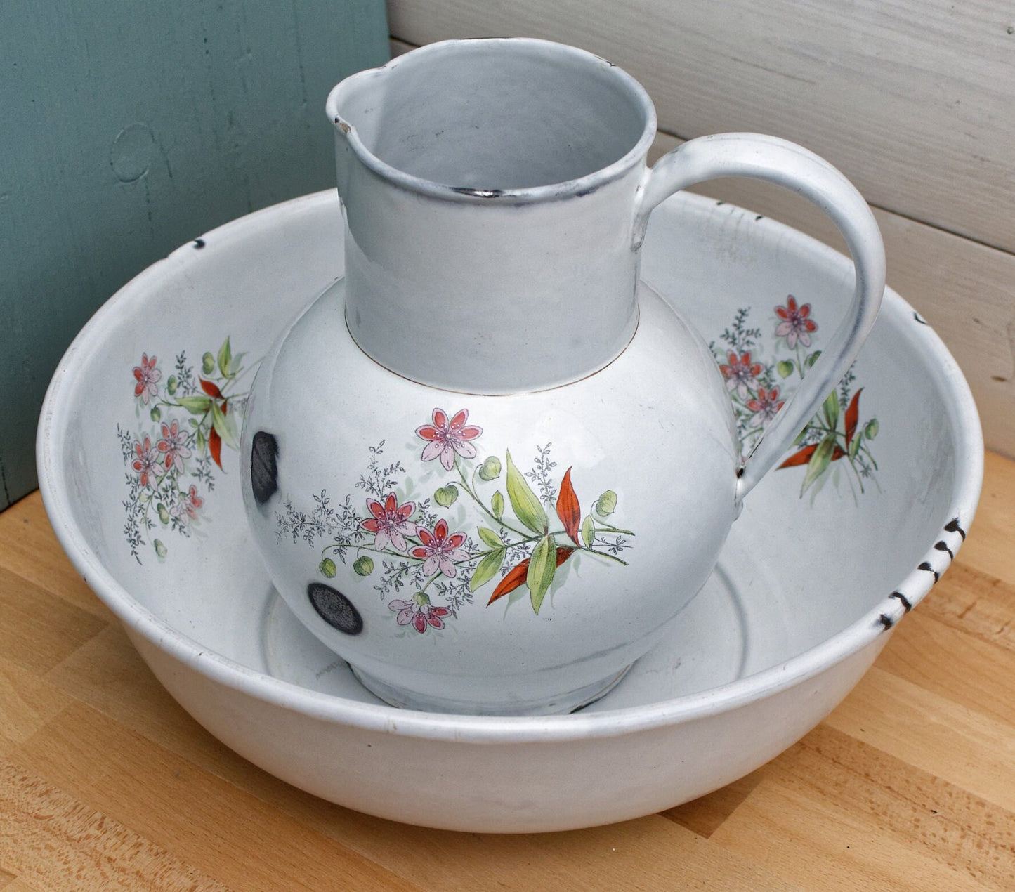French Enamelware Bathroom Set 354a - Marque Deposee - B.Freres Floral broc et cuvette