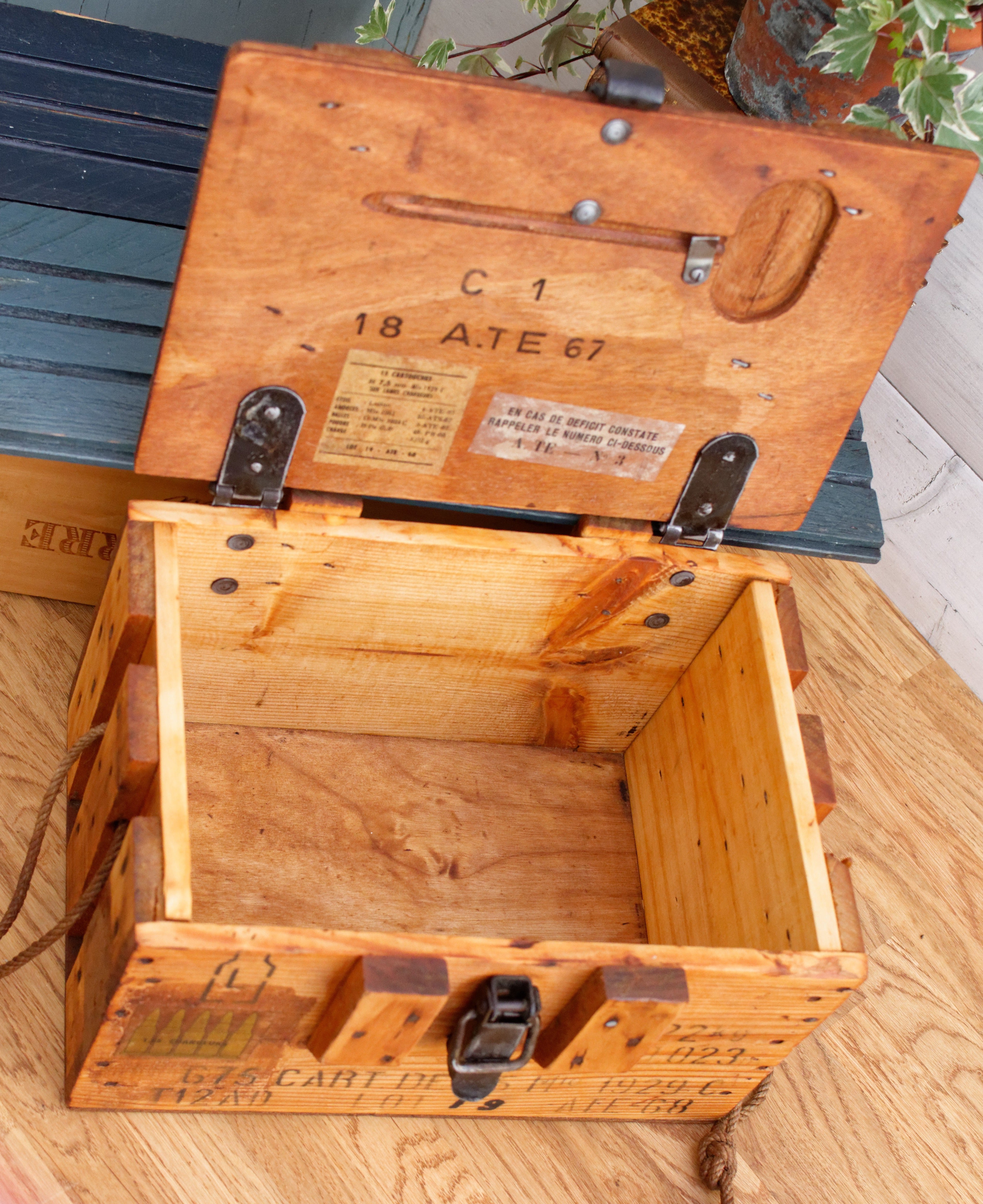 Old ammunition box, ammunition box of the 1st World War, wooden box and store cast iron, Military collection, French souvenir,