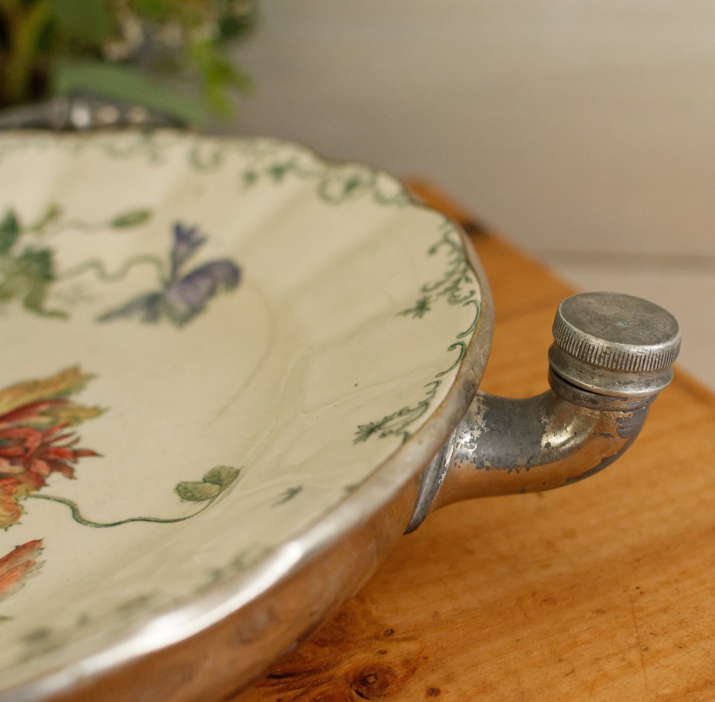 Années 1860 ~ Chauffe-assiette en argent CHOISY-Le-ROI (HB &amp; cie) ~ Chauffe-assiette en pierre de fer polychrome en argent antique Français ~ Assiette Chauffante en Faïence