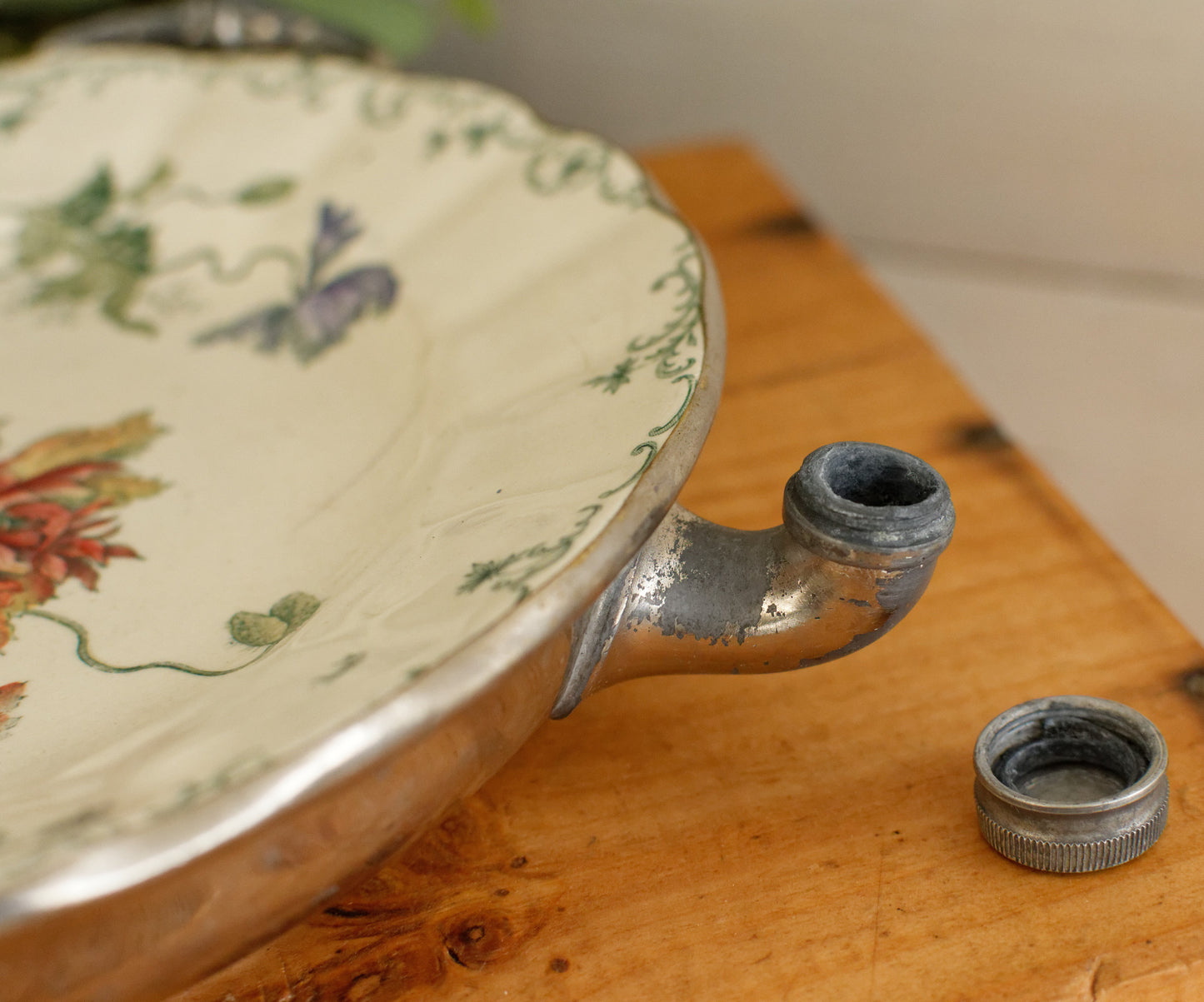 Années 1860 ~ Chauffe-assiette en argent CHOISY-Le-ROI (HB &amp; cie) ~ Chauffe-assiette en pierre de fer polychrome en argent antique Français ~ Assiette Chauffante en Faïence