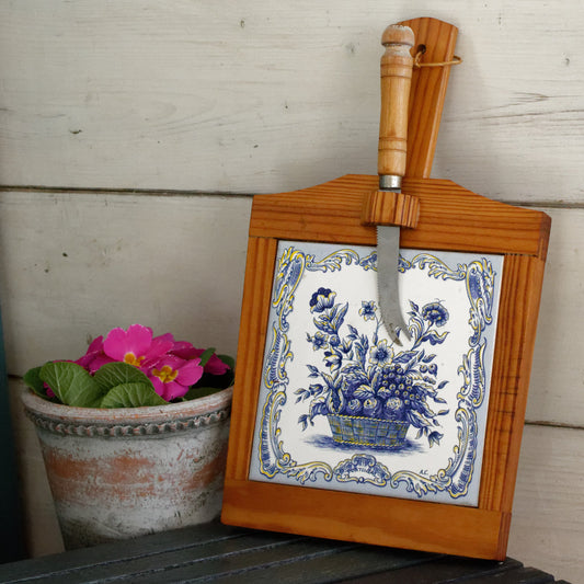 Vintage Wooden Hanging Cheese Board with Matching Knife & Decorative Ceramic Tile Planche à Découper avec Couteau et Carrelage Made in Portugal