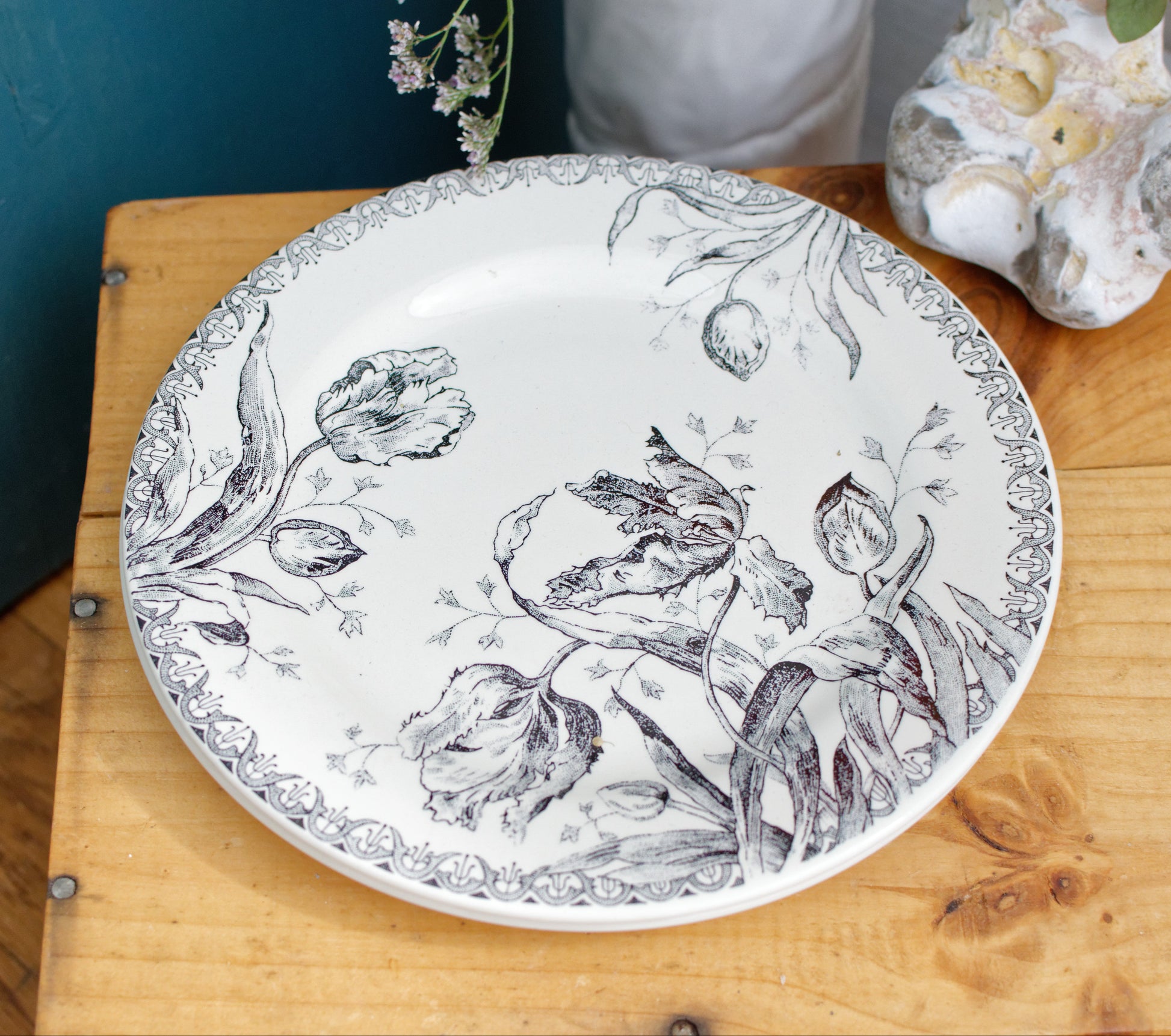 French VIntage Ironstone Plate Gien TULIPES decor tables de charme service France terre de fer faience