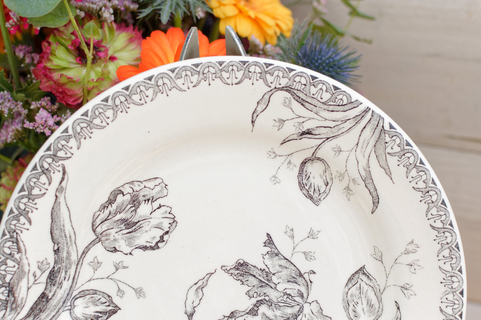 French VIntage Ironstone Plate Gien TULIPES decor tables de charme service France terre de fer faience