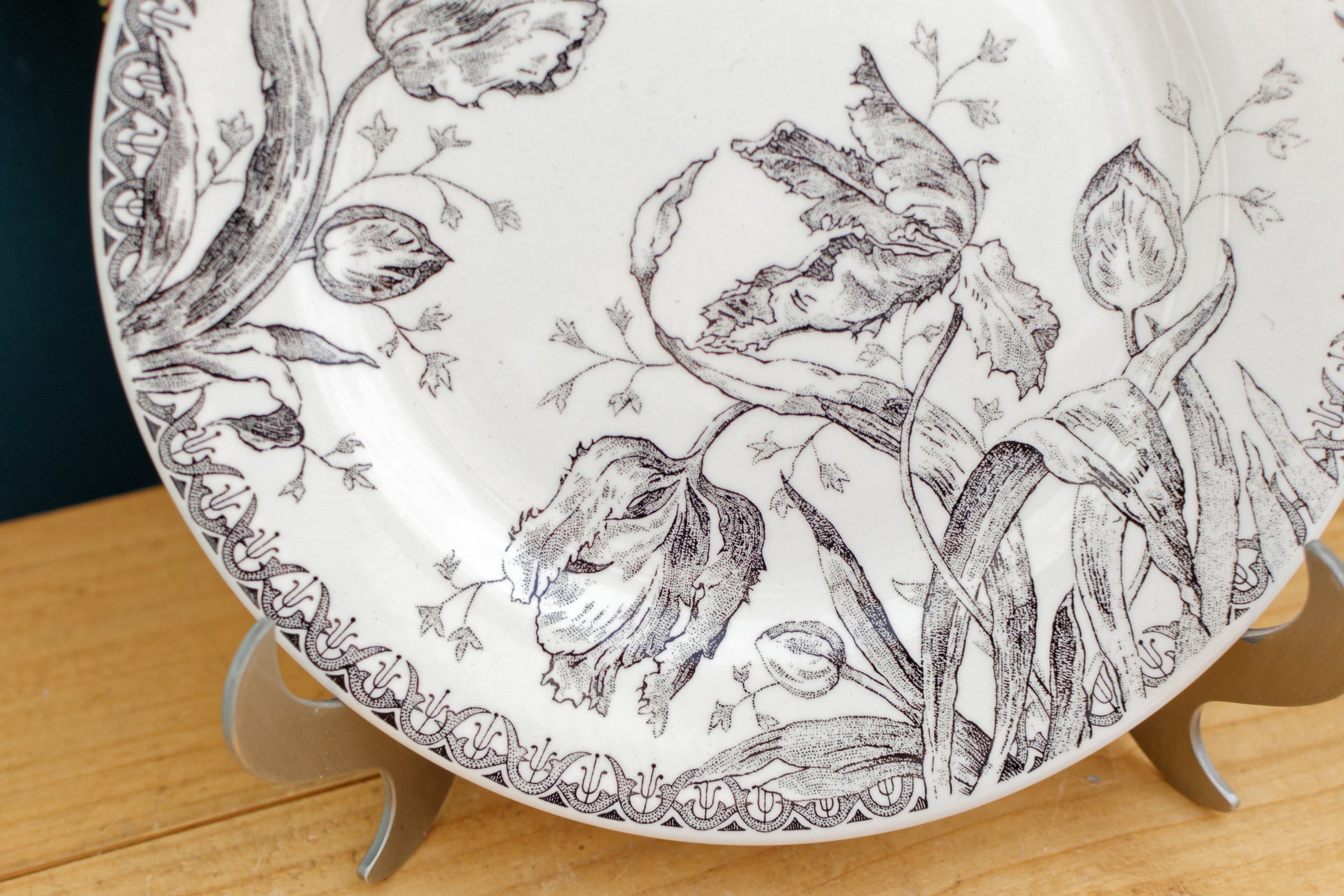 French VIntage Ironstone Plate Gien TULIPES decor tables de charme service France terre de fer faience