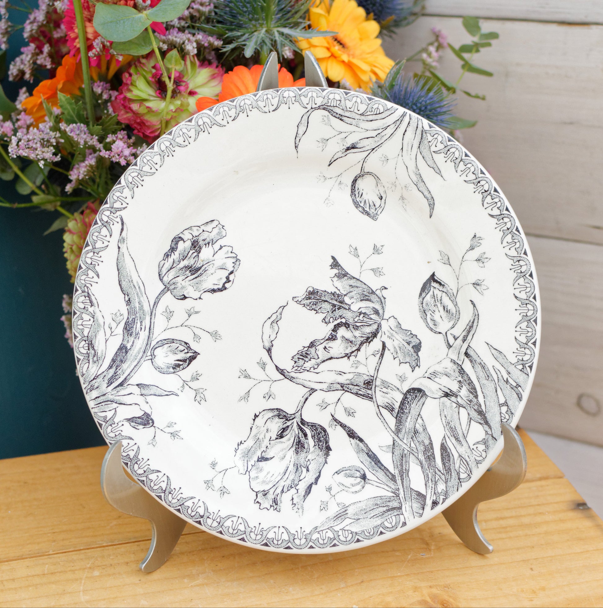 French VIntage Ironstone Plate Gien TULIPES decor tables de charme service France terre de fer faience