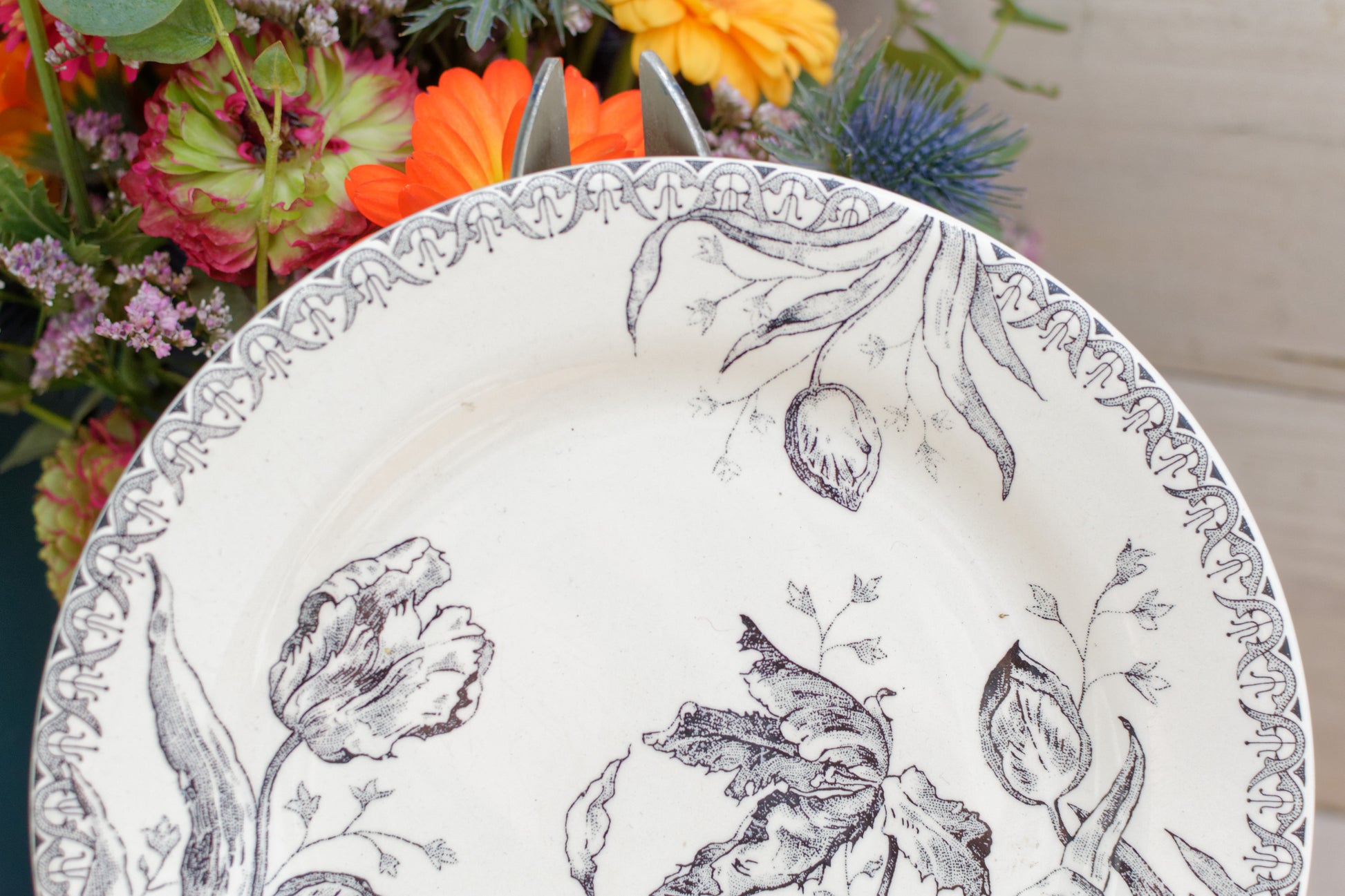 French VIntage Ironstone Plate Gien TULIPES decor tables de charme service France terre de fer faience