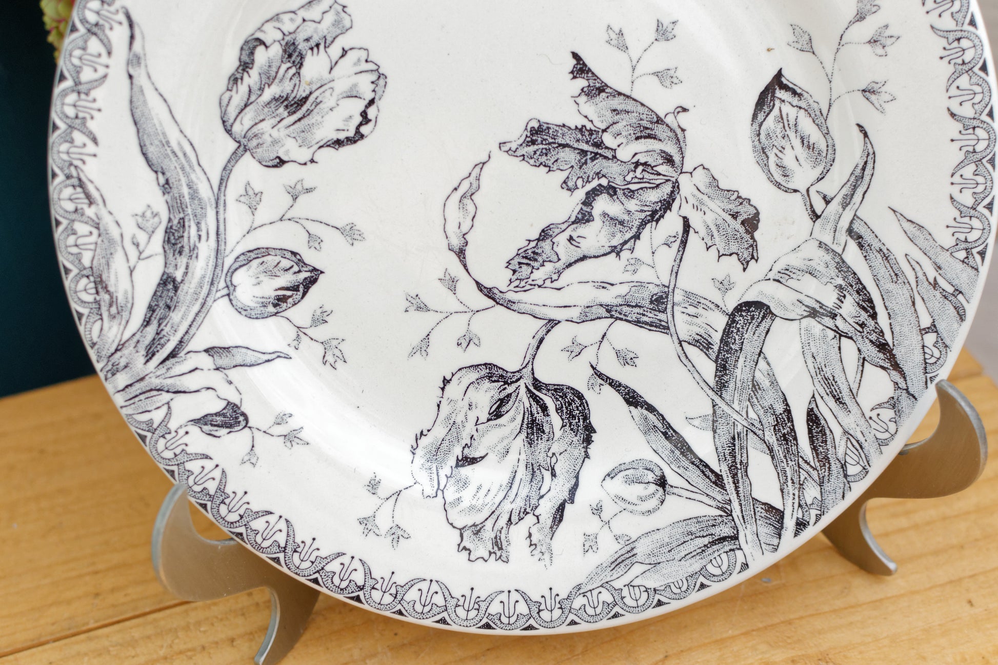 French VIntage Ironstone Plate Gien TULIPES decor tables de charme service France terre de fer faience