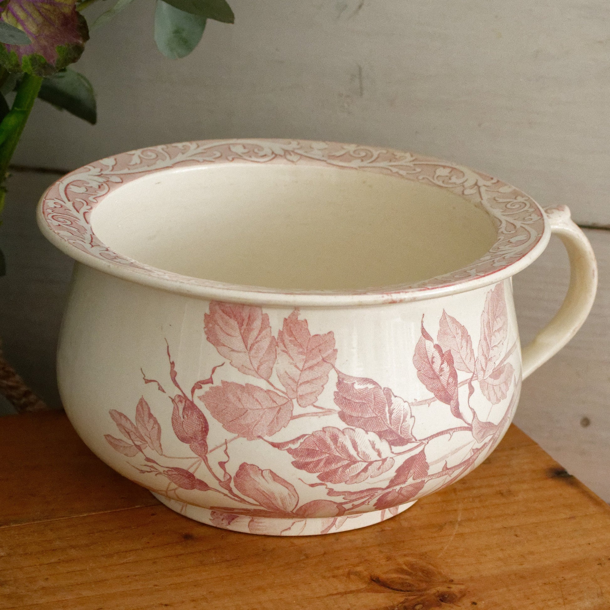 KOUTAIS Motif DEPOSE CM Creil et Montereau French Antique Collectible Ironstone RED Transferware Bathroom Pitcher Pot de Chambre BROC CRUCHE Terre de fer en Faience