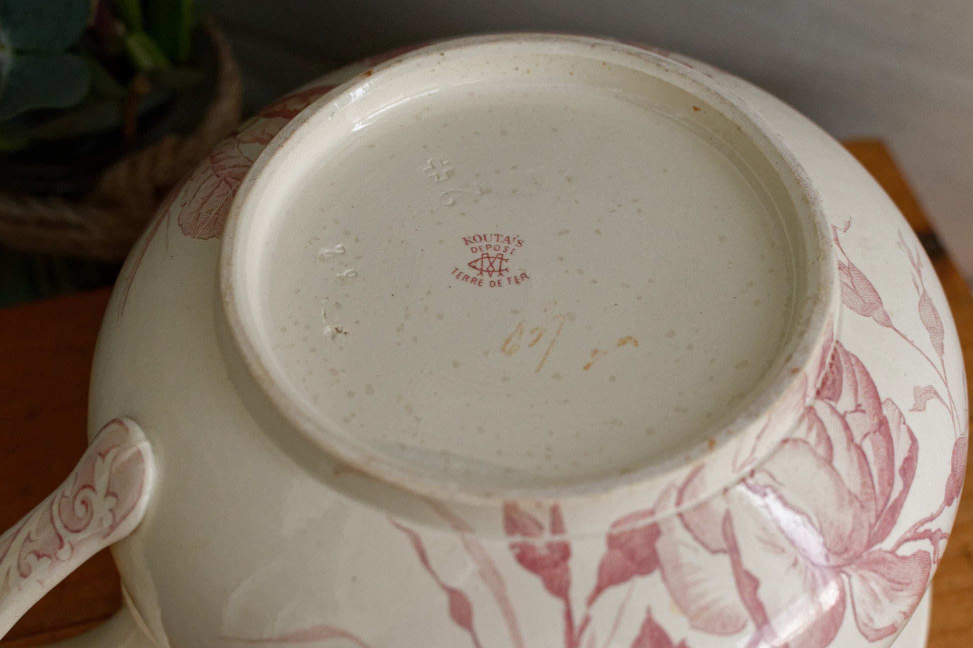 KOUTAIS Motif DEPOSE CM Creil et Montereau French Antique Collectible Ironstone RED Transferware Bathroom Pitcher Pot de Chambre BROC CRUCHE Terre de fer en Faience
