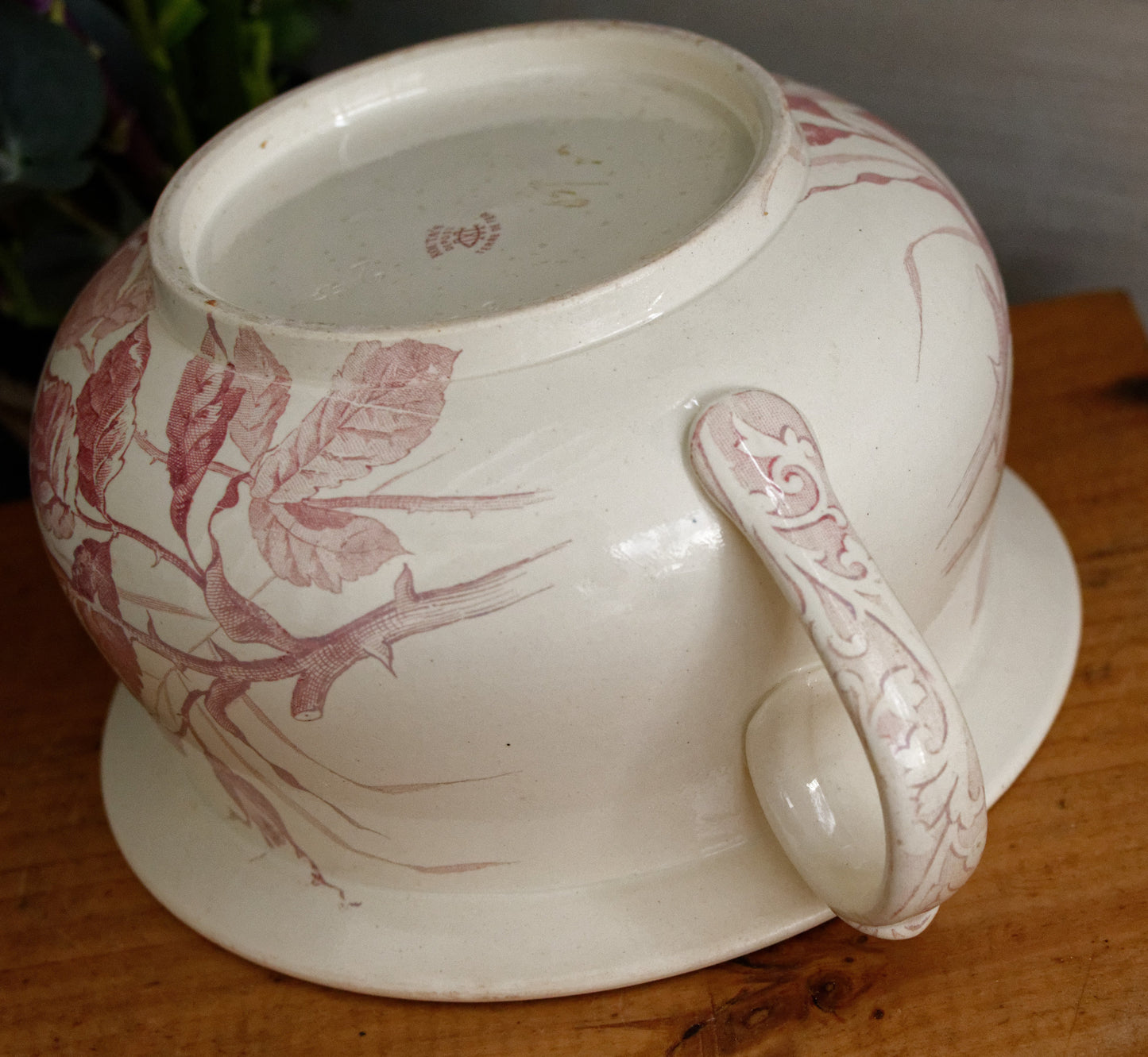 KOUTAIS Motif DEPOSE CM Creil et Montereau French Antique Collectible Ironstone RED Transferware Bathroom Pitcher Pot de Chambre BROC CRUCHE Terre de fer en Faience