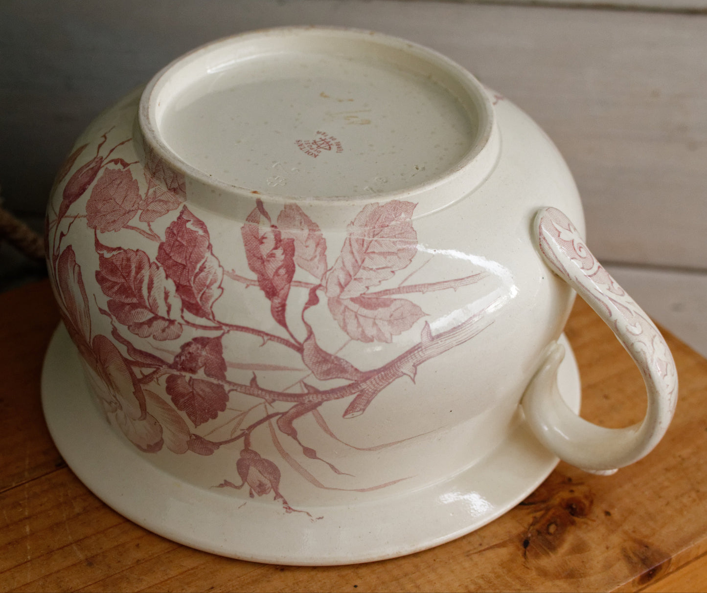 KOUTAIS Motif DEPOSE CM Creil et Montereau French Antique Collectible Ironstone RED Transferware Bathroom Pitcher Pot de Chambre BROC CRUCHE Terre de fer en Faience