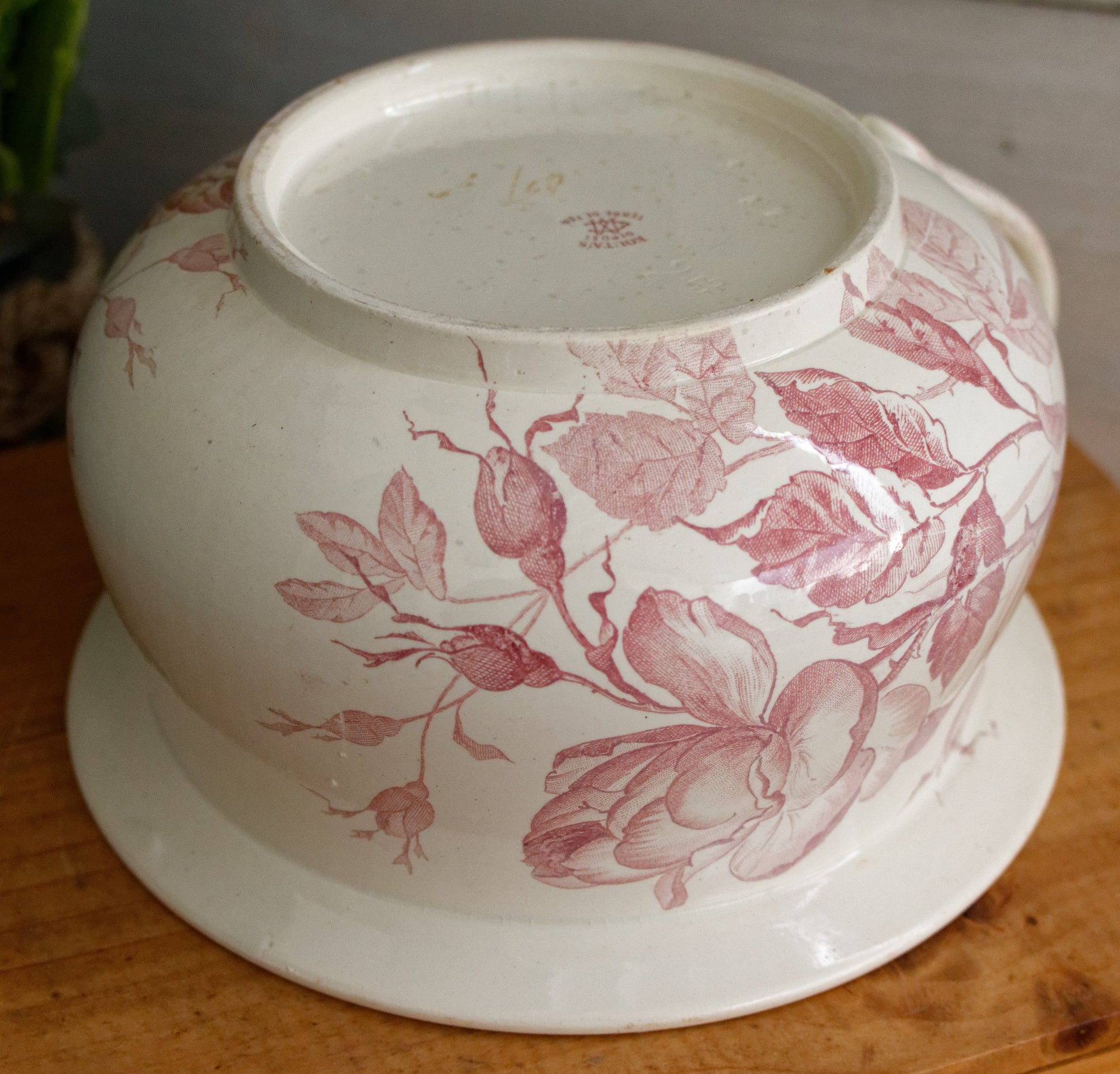 KOUTAIS Motif DEPOSE CM Creil et Montereau French Antique Collectible Ironstone RED Transferware Bathroom Pitcher Pot de Chambre BROC CRUCHE Terre de fer en Faience