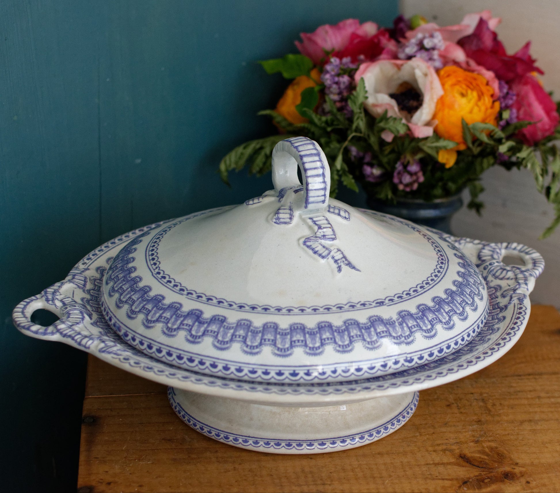 T&B TURIN Motif Antique Ironstone Porcelain Lavender Transferware Covered Serving Plate Cloche ou Compotier Terre de Fer en Faience