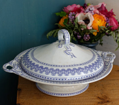 T&B TURIN Motif Antique Ironstone Porcelain Lavender Transferware Covered Serving Plate Cloche ou Compotier Terre de Fer en Faience