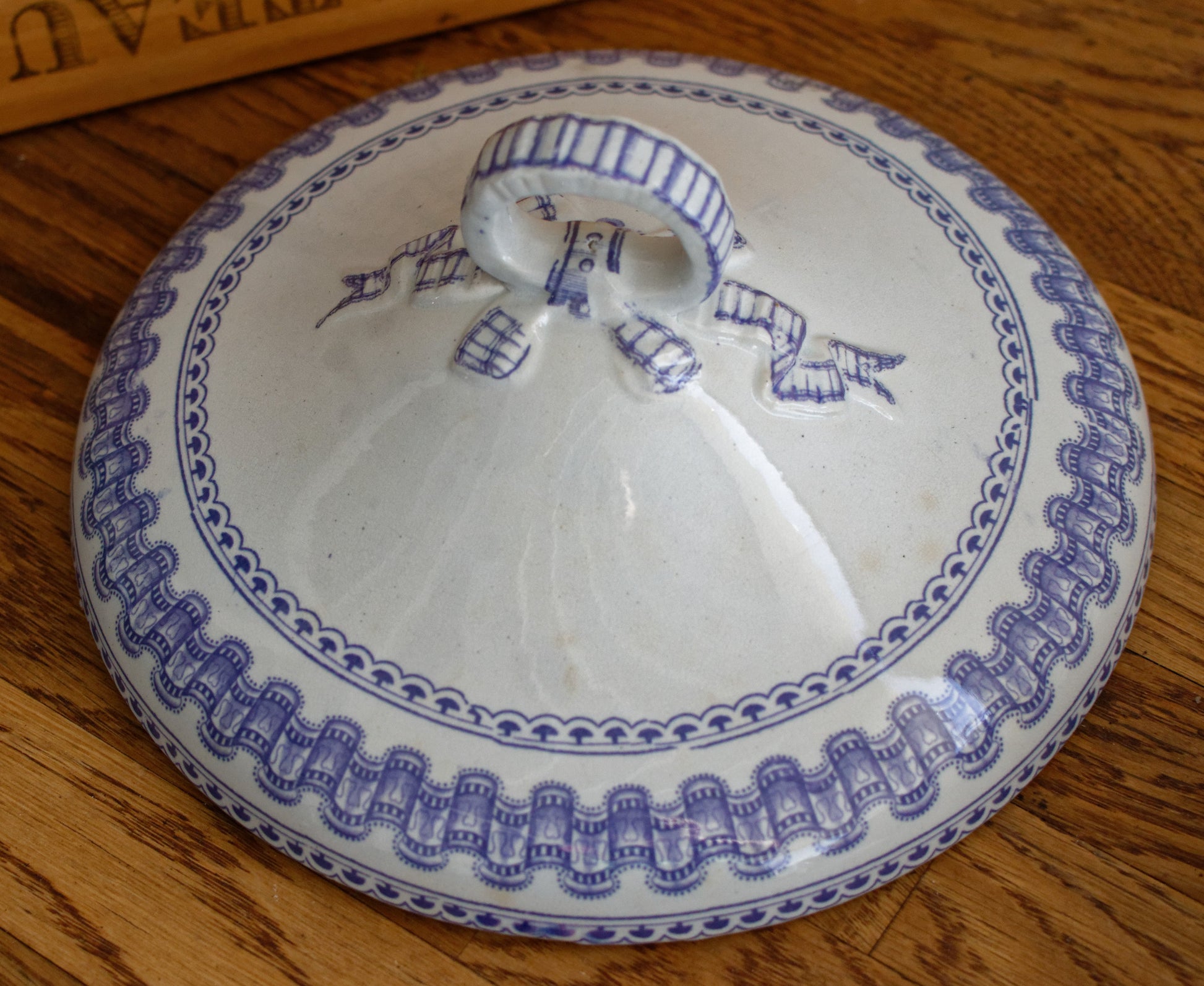 T&B TURIN Motif Antique Ironstone Porcelain Lavender Transferware Covered Serving Plate Cloche ou Compotier Terre de Fer en Faience