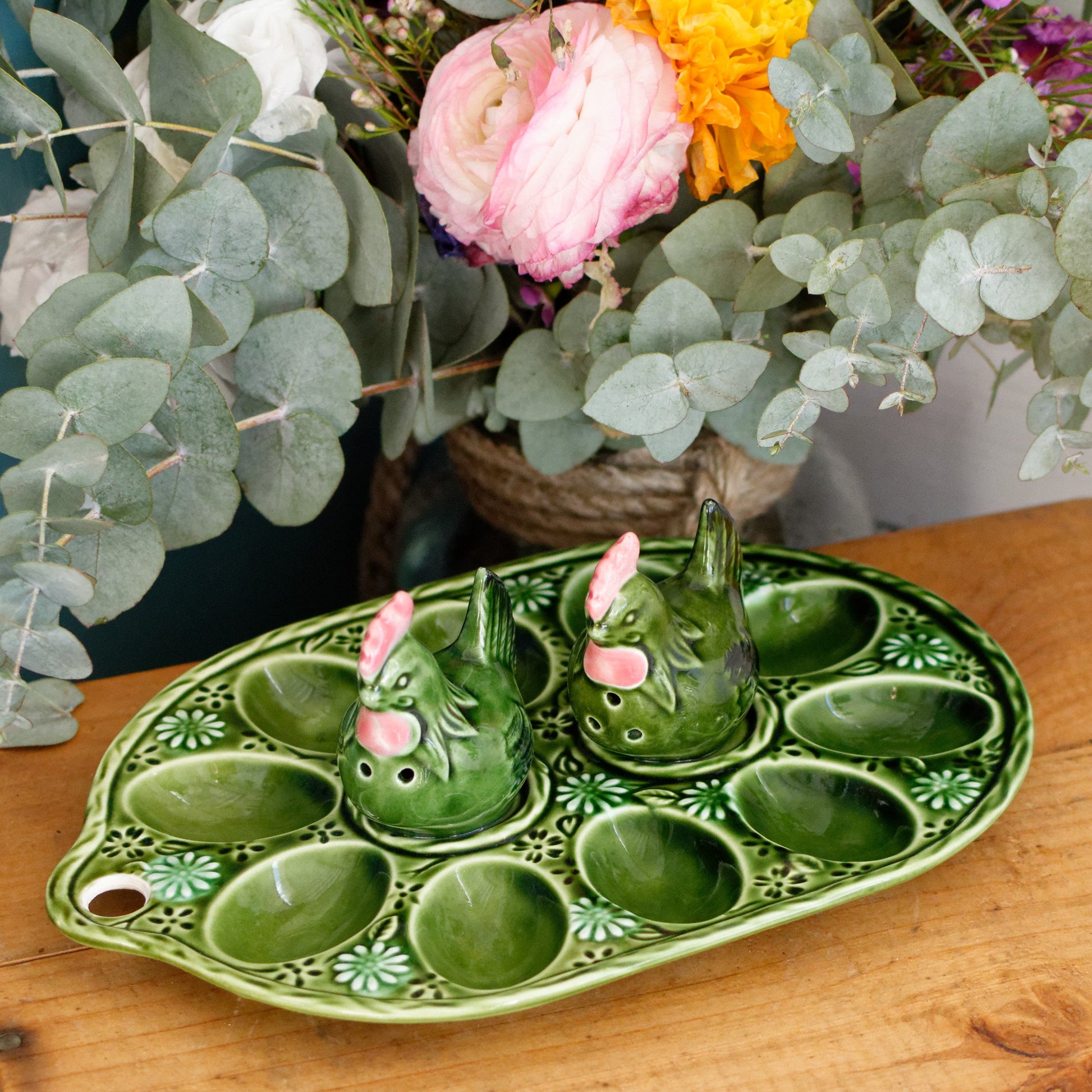 Vintage Ceramic Deviled Eggs Presentation Platter Plate & Chicken Shaped Salt & Pepper Shakers Plateau de presentation Oeufs Dur Mimosa a la Coque Saliere et Poivriere" Green Serving Set