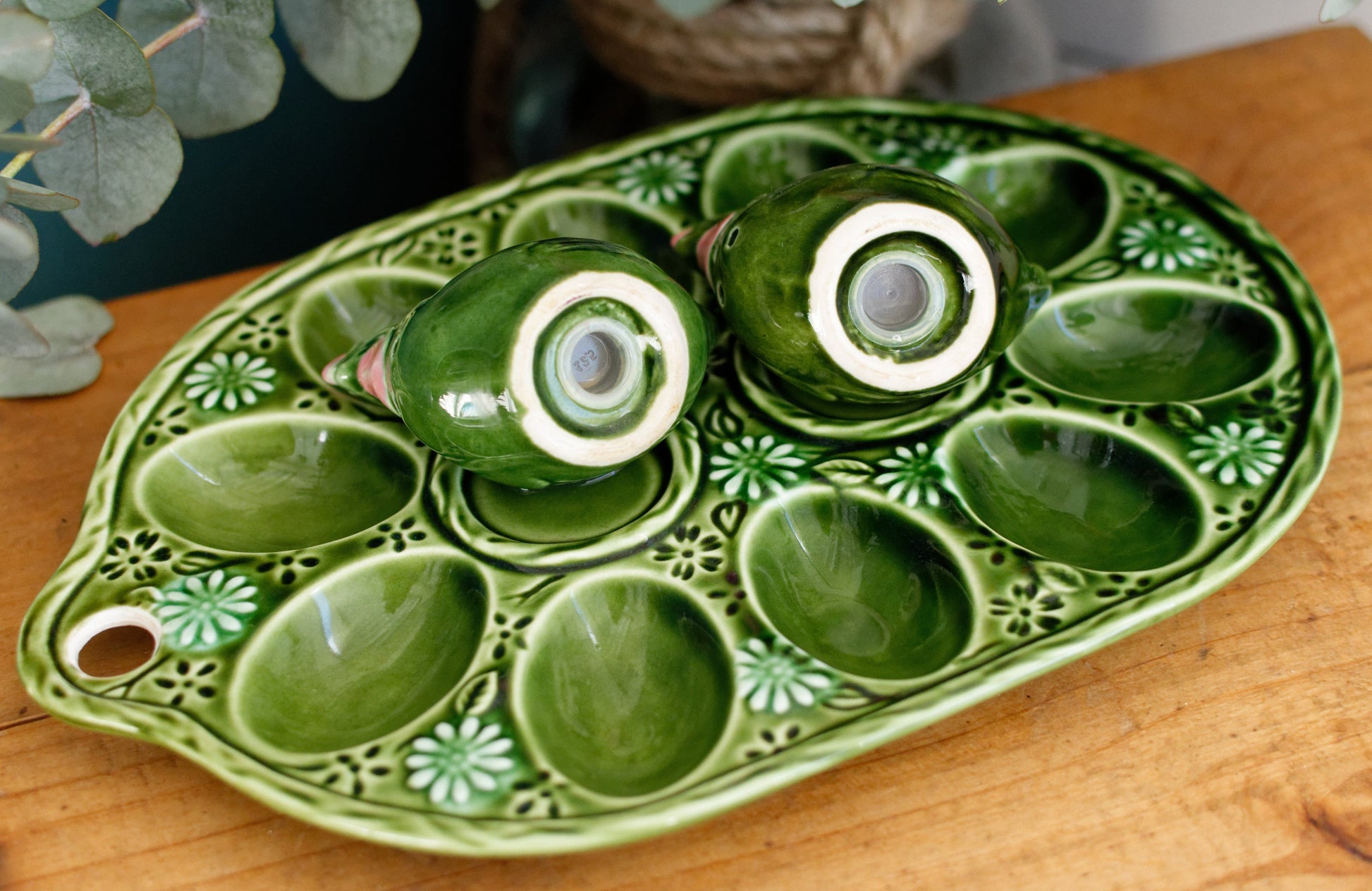 Vintage Ceramic Deviled Eggs Presentation Platter Plate & Chicken Shaped Salt & Pepper Shakers Plateau de presentation Oeufs Dur Mimosa a la Coque Saliere et Poivriere" Green Serving Set