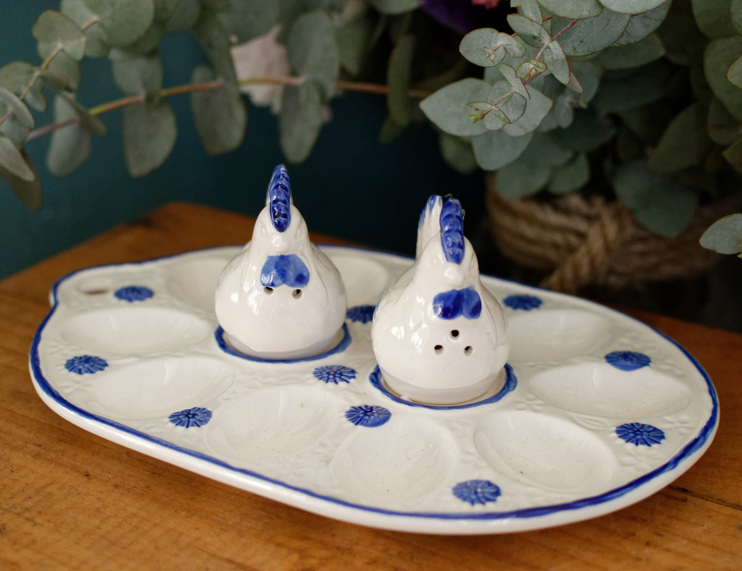 Vintage Ceramic Deviled Eggs Presentation Platter Plate & Chicken Shaped Salt & Pepper Shakers ~ Plateau de presentation Oeufs Dur Mimosa Saliere et Poivriere" ~ White & Blue Serving Set