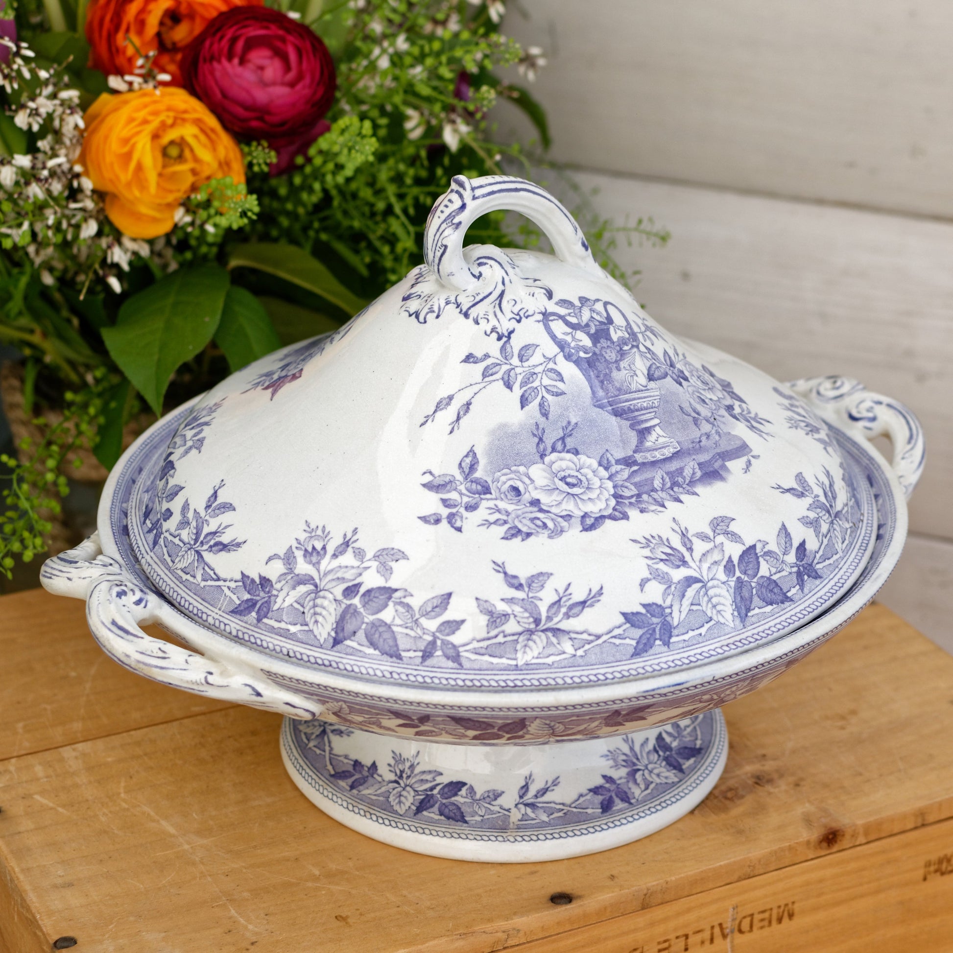 FLORA 1790 B.W & Co Late Mayers English Antique Ironstone Porcelain Lavender Transferware Covered Serving Plate Cloche ou Compotier Terre de Fer en Faience