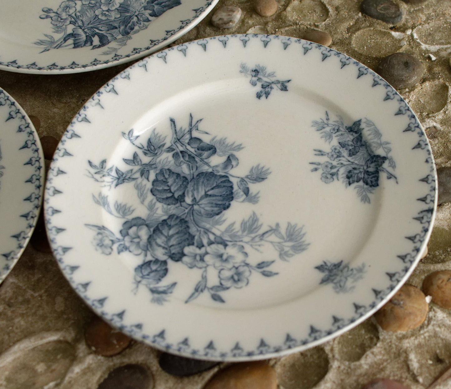 1880年代/1900年代 ～ 「FLORE」 Sarreguemines U&amp;C ～ フランスアンティーク アイアンストーン ブルー トランスファーウェア ディナープレート ～ スカラップエッジ テール・ド・フェール NEW