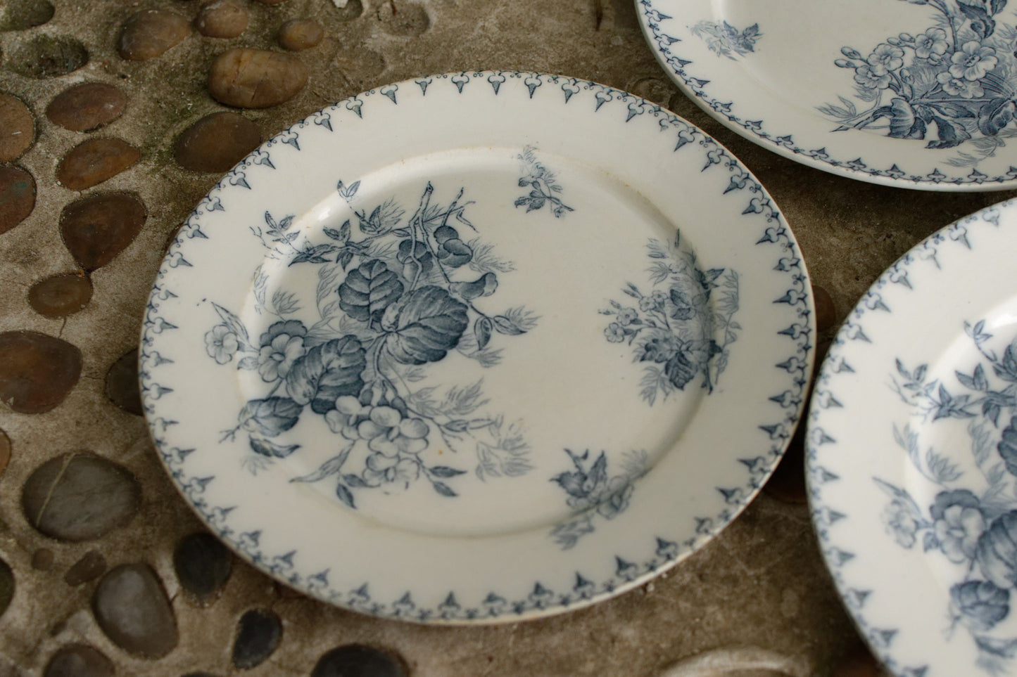 1880年代/1900年代 ～ 「FLORE」 Sarreguemines U&amp;C ～ フランスアンティーク アイアンストーン ブルー トランスファーウェア ディナープレート ～ スカラップエッジ テール・ド・フェール NEW