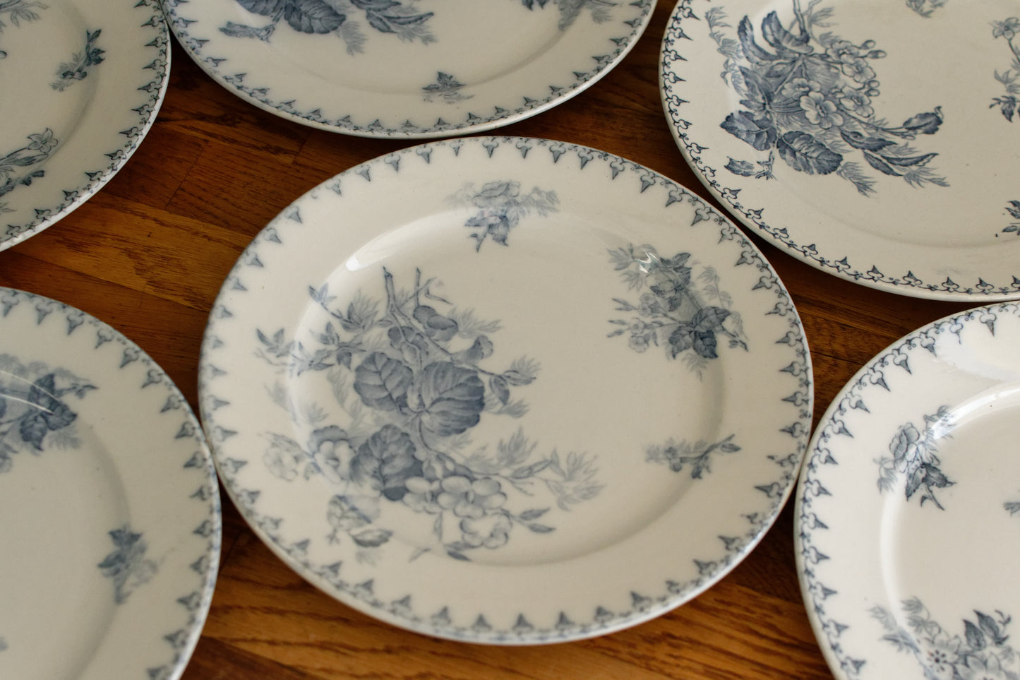 1880年代/1900年代 ～ 「FLORE」 Sarreguemines U&amp;C ～ フランスアンティーク アイアンストーン ブルー トランスファーウェア ディナープレート ～ スカラップエッジ テール・ド・フェール NEW