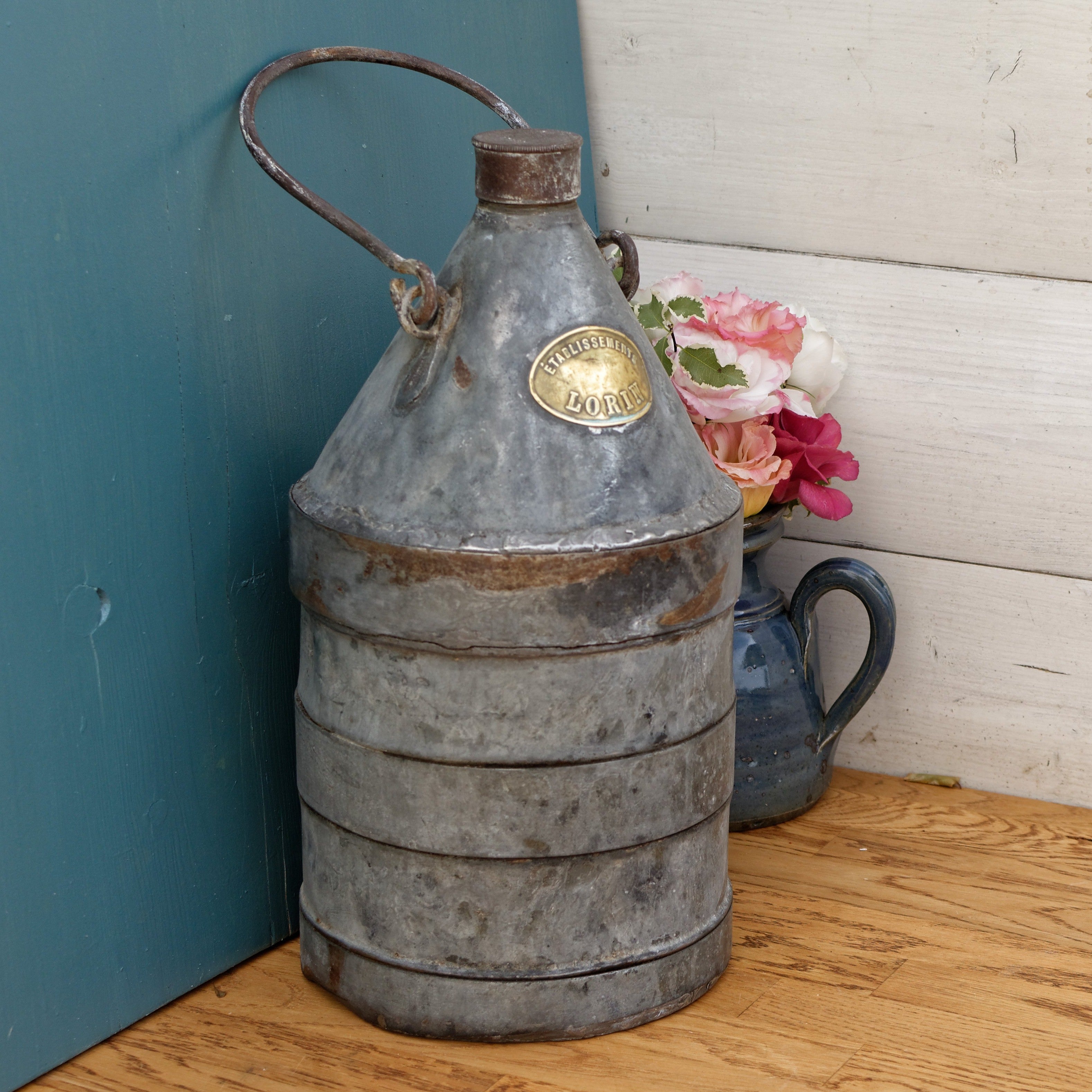 Vintage 3 gallon metal gas/kerosene can with store handle