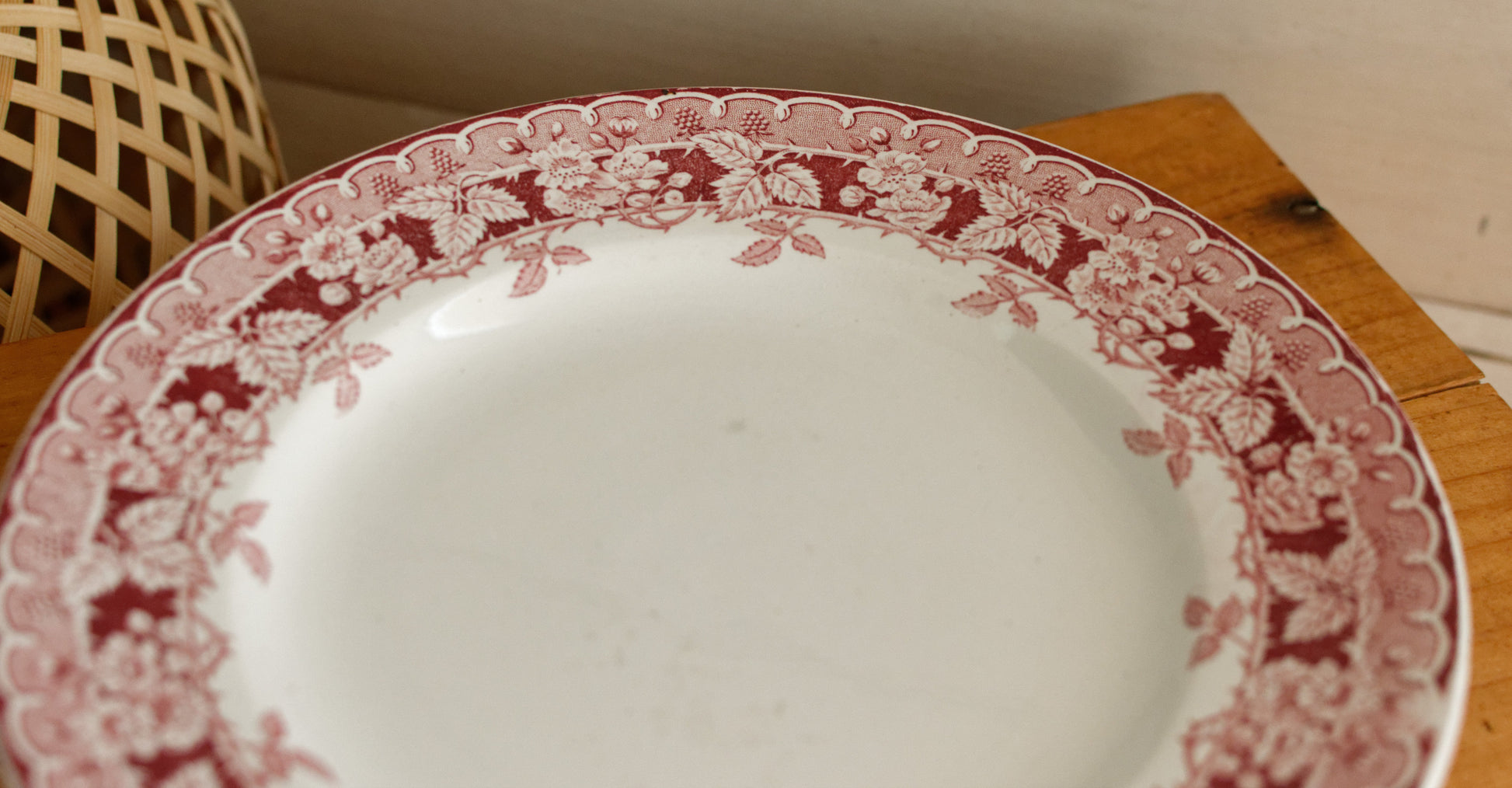 MURIER Saint Amand & HAMAGE NORD French Antique Ironstone Red Transferware Footed Cake Plate Plat à gâteau sur pied Terre de Fer