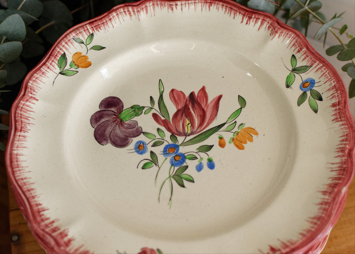 Années 50 ~ Faïenceries de LONGCHAMP "Trianon" Tout à la Main ~ Assiette en terre de fer polychrome peinte à la main, antique française ~ Terre de fer en Faïence