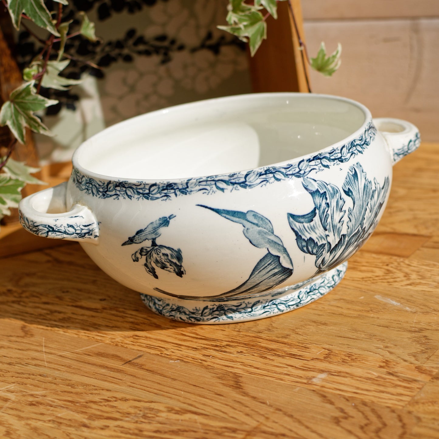 TULIPE Motif K&G (Keller et Guérin) Lunéville French Antique Ironstone Serving Bowl with handles Terre de Fer en Faience