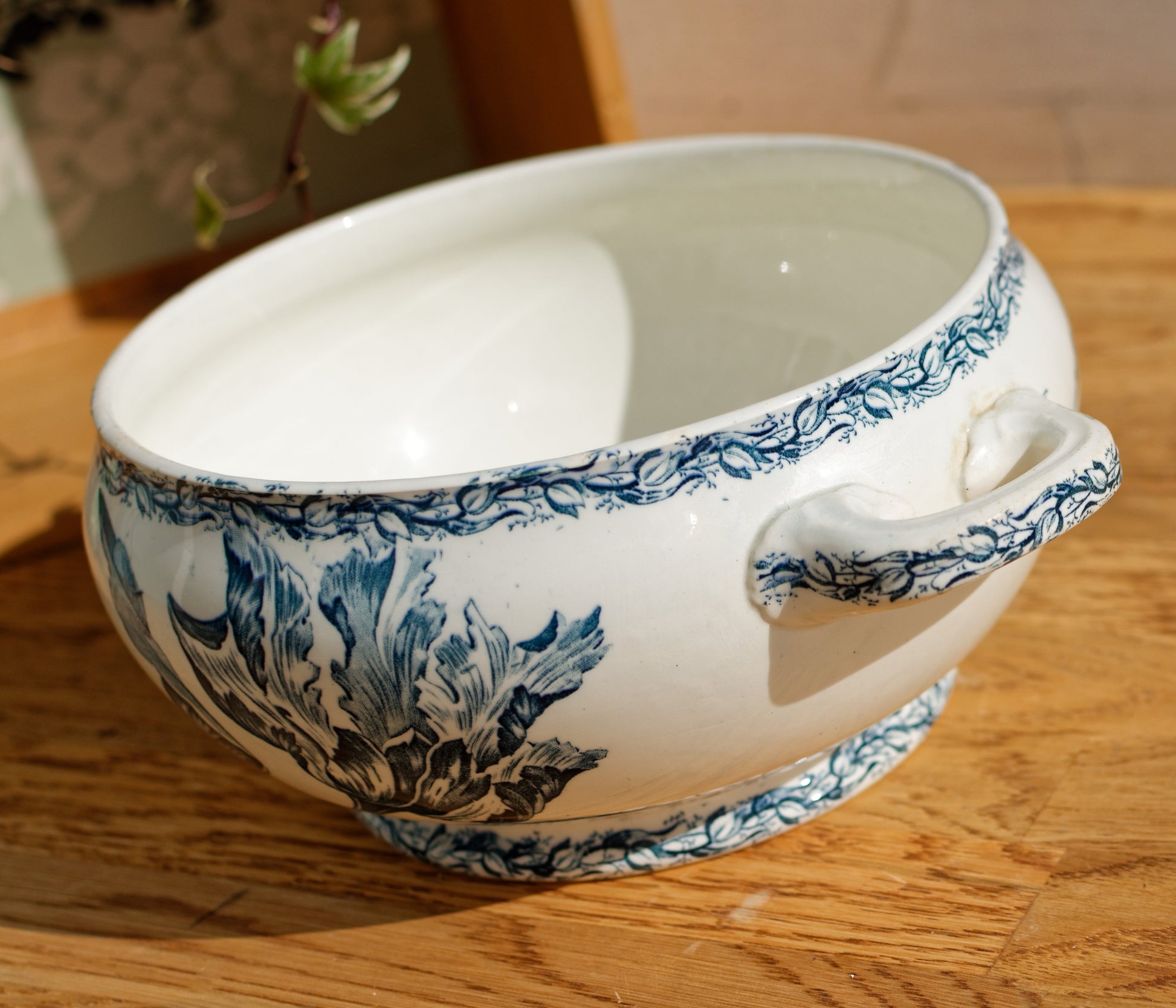 TULIPE Motif K&G (Keller et Guérin) Lunéville French Antique Ironstone Serving Bowl with handles Terre de Fer en Faience