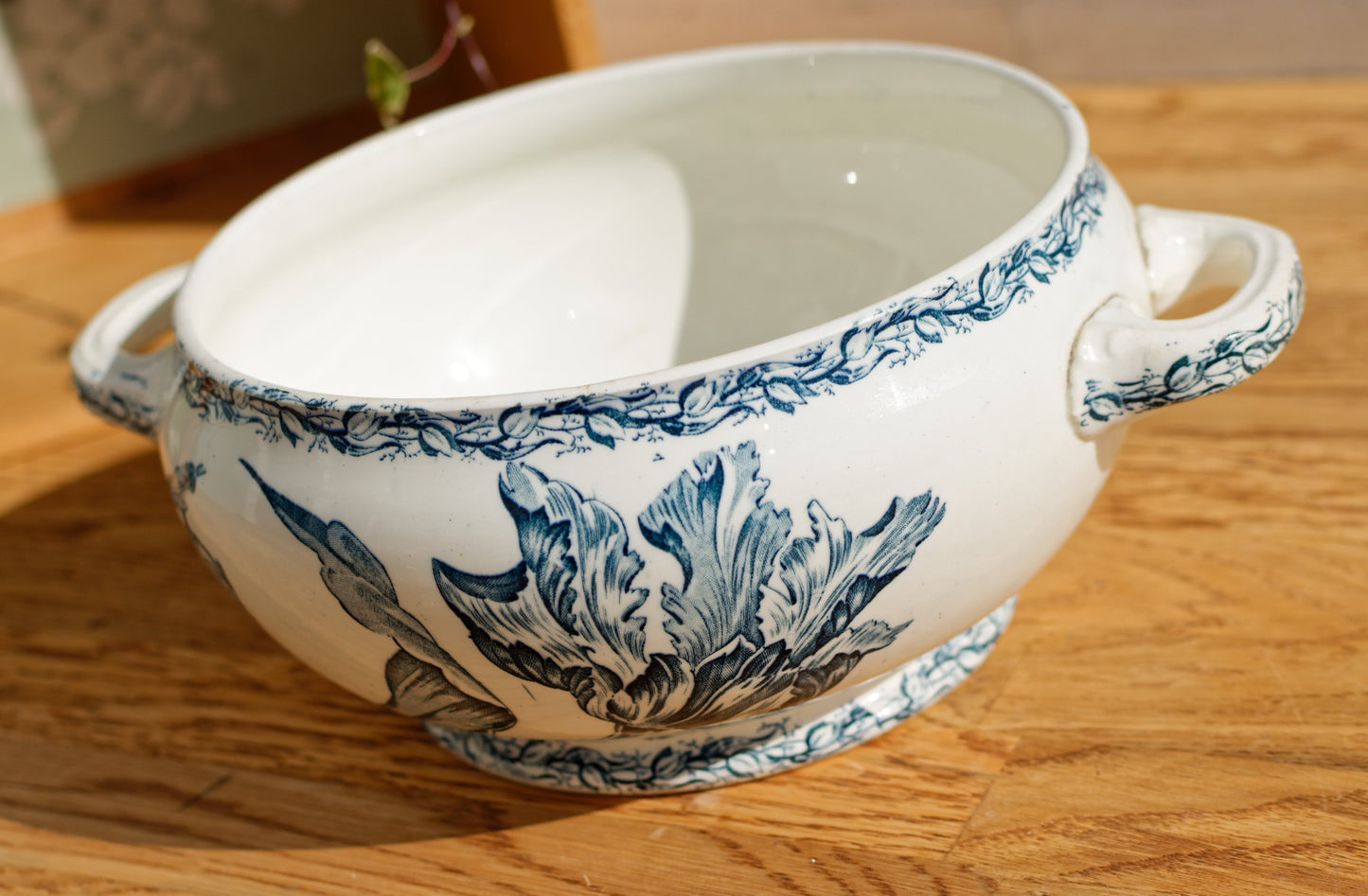 TULIPE Motif K&G (Keller et Guérin) Lunéville French Antique Ironstone Serving Bowl with handles Terre de Fer en Faience