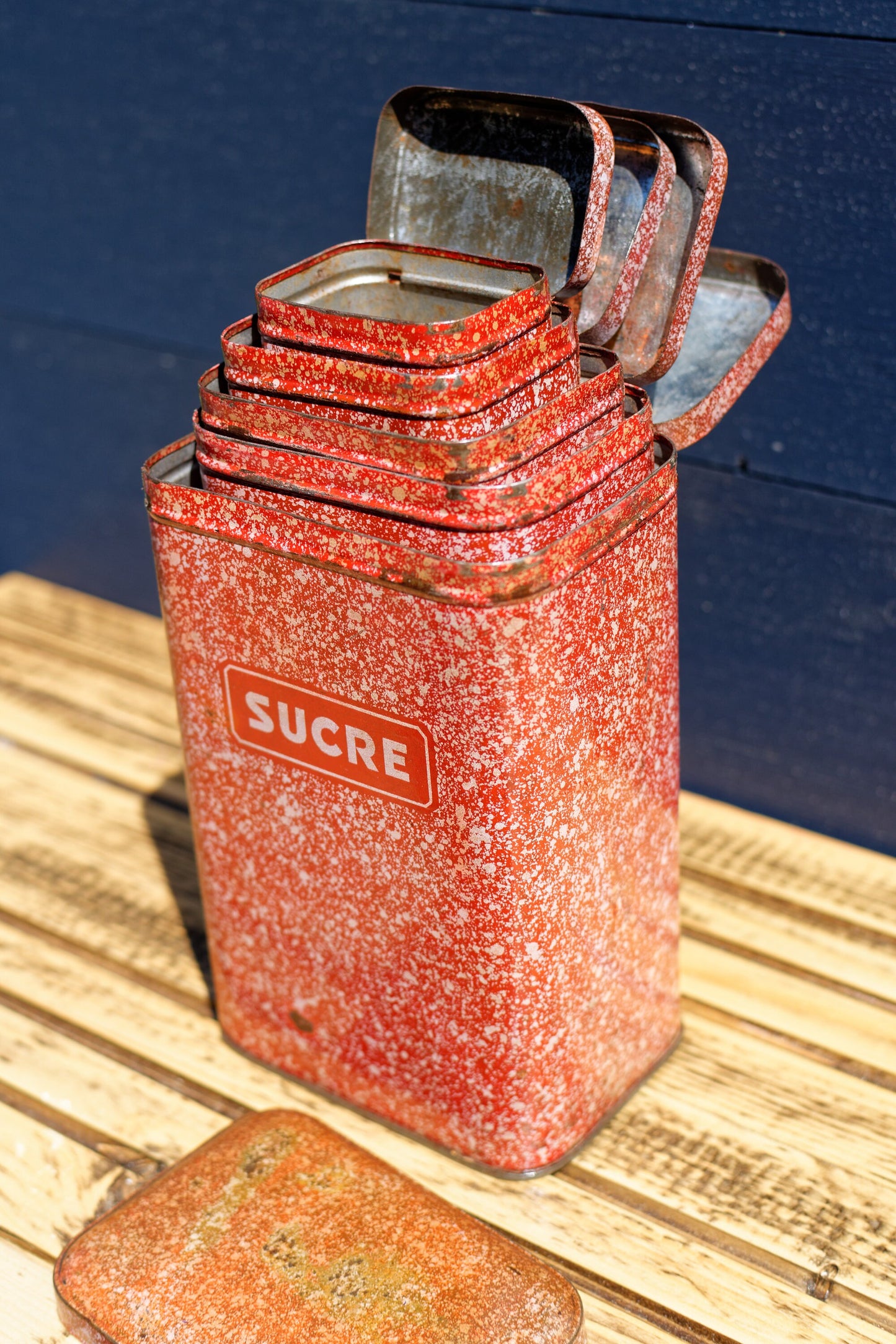 Années 1920 ~ Français boîtes de nidification de cuisine en aluminium empilables vintage ~ Ensemble de 5 boîtes d’épices rouges