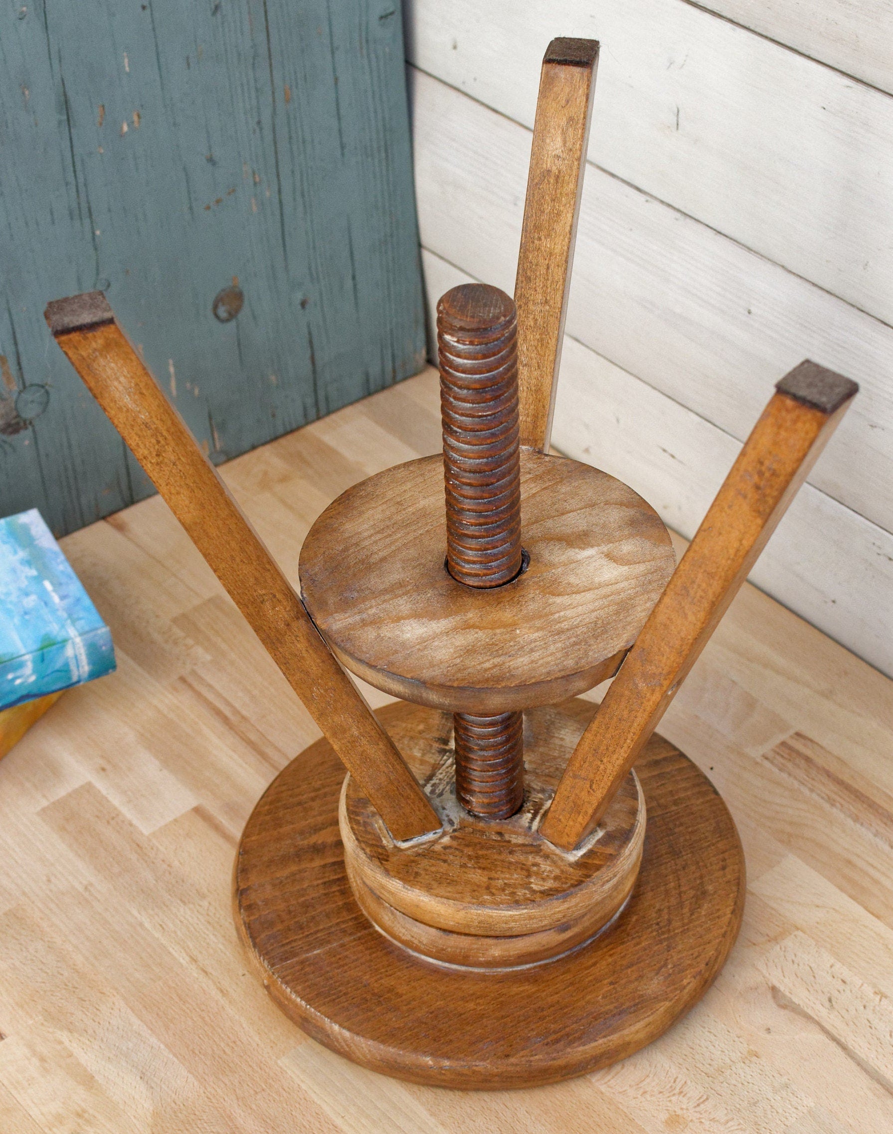 フリーメイソン　エンボッサー　ヴィンテージ　アンティーク　フィラデルフィア French Vintage Wooden Adjustable Screw Swirl Stool ~ Artists